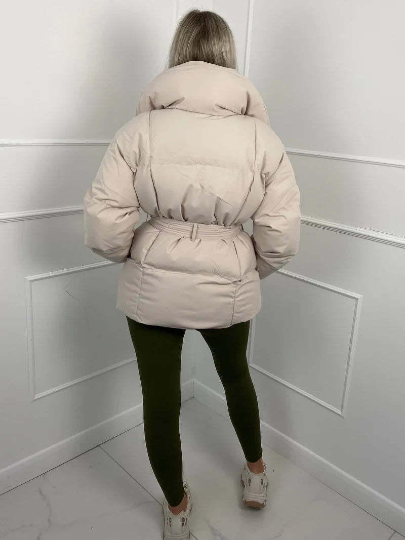  Kurze Pufferjacke mit Gürtel