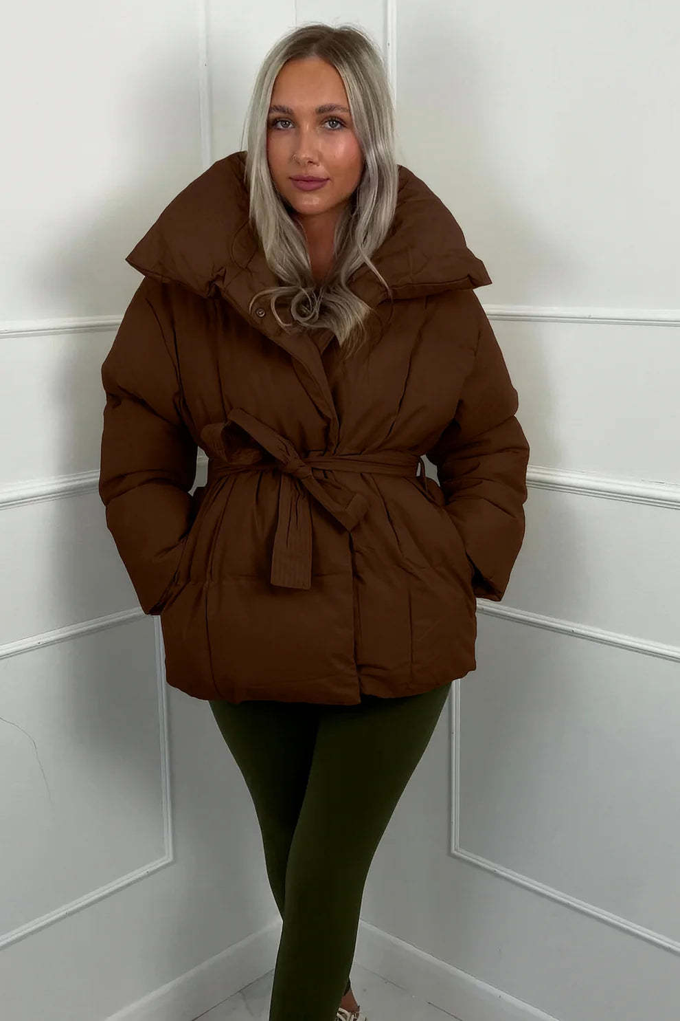  Kurze Pufferjacke mit Gürtel