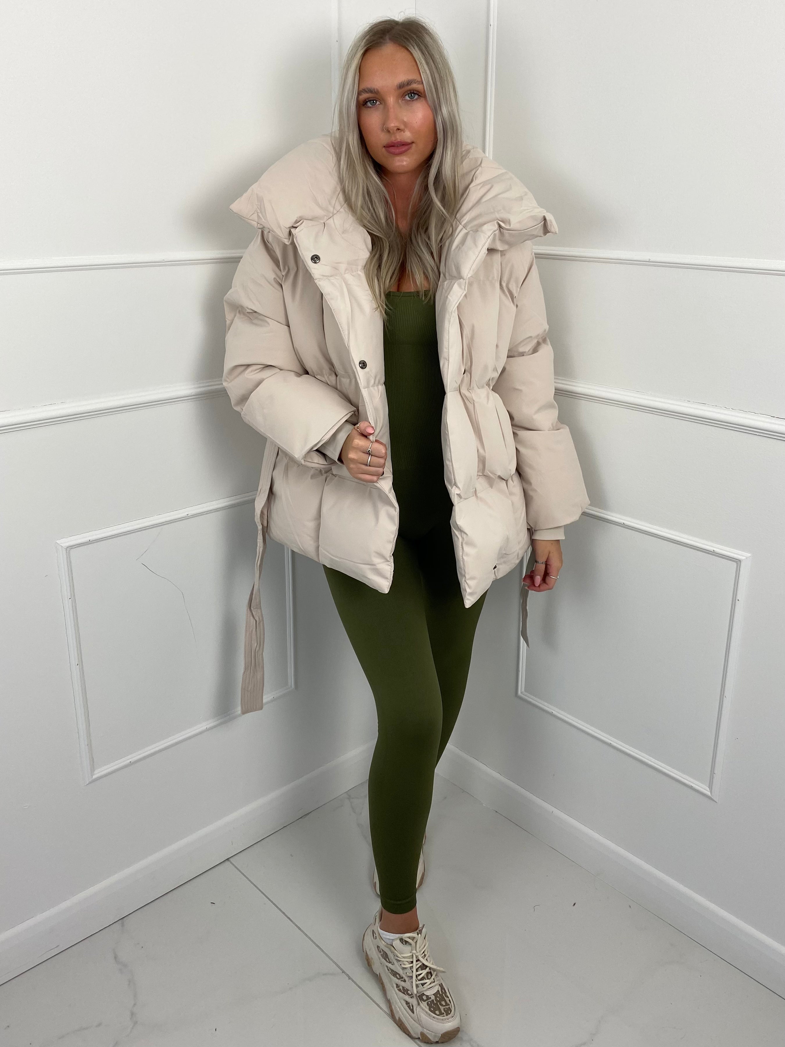  Kurze Pufferjacke mit Gürtel