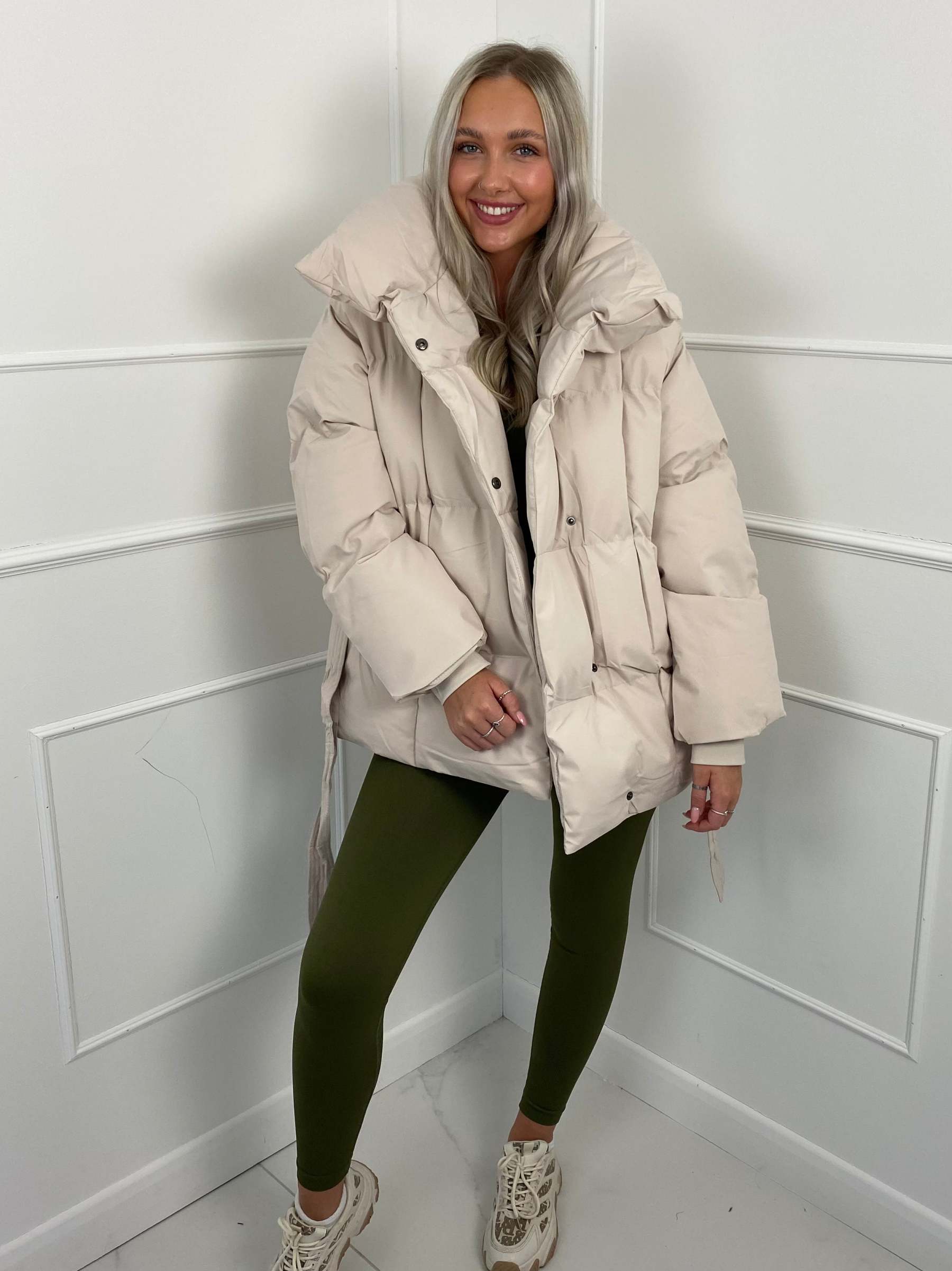  Kurze Pufferjacke mit Gürtel