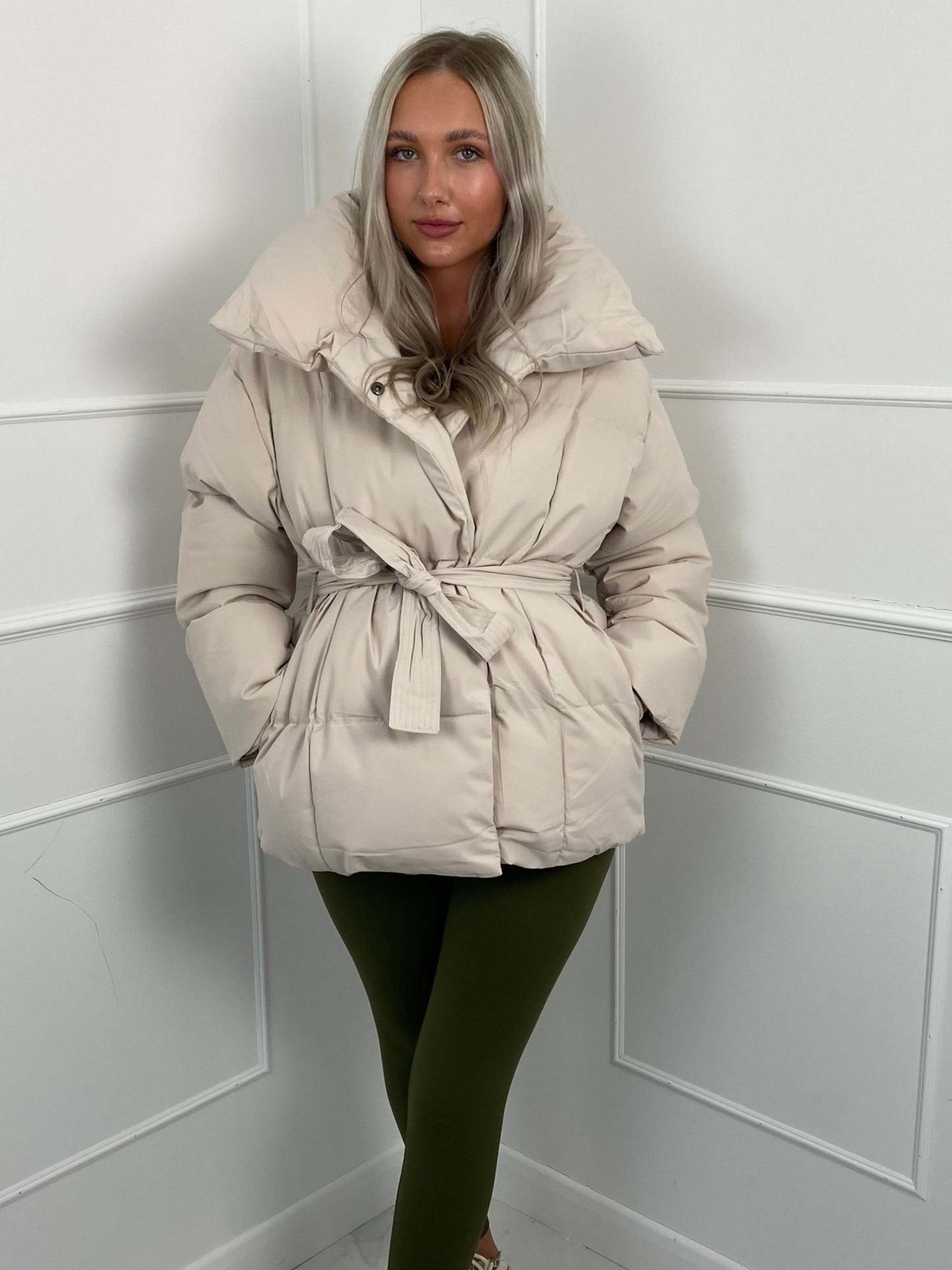  Kurze Pufferjacke mit Gürtel
