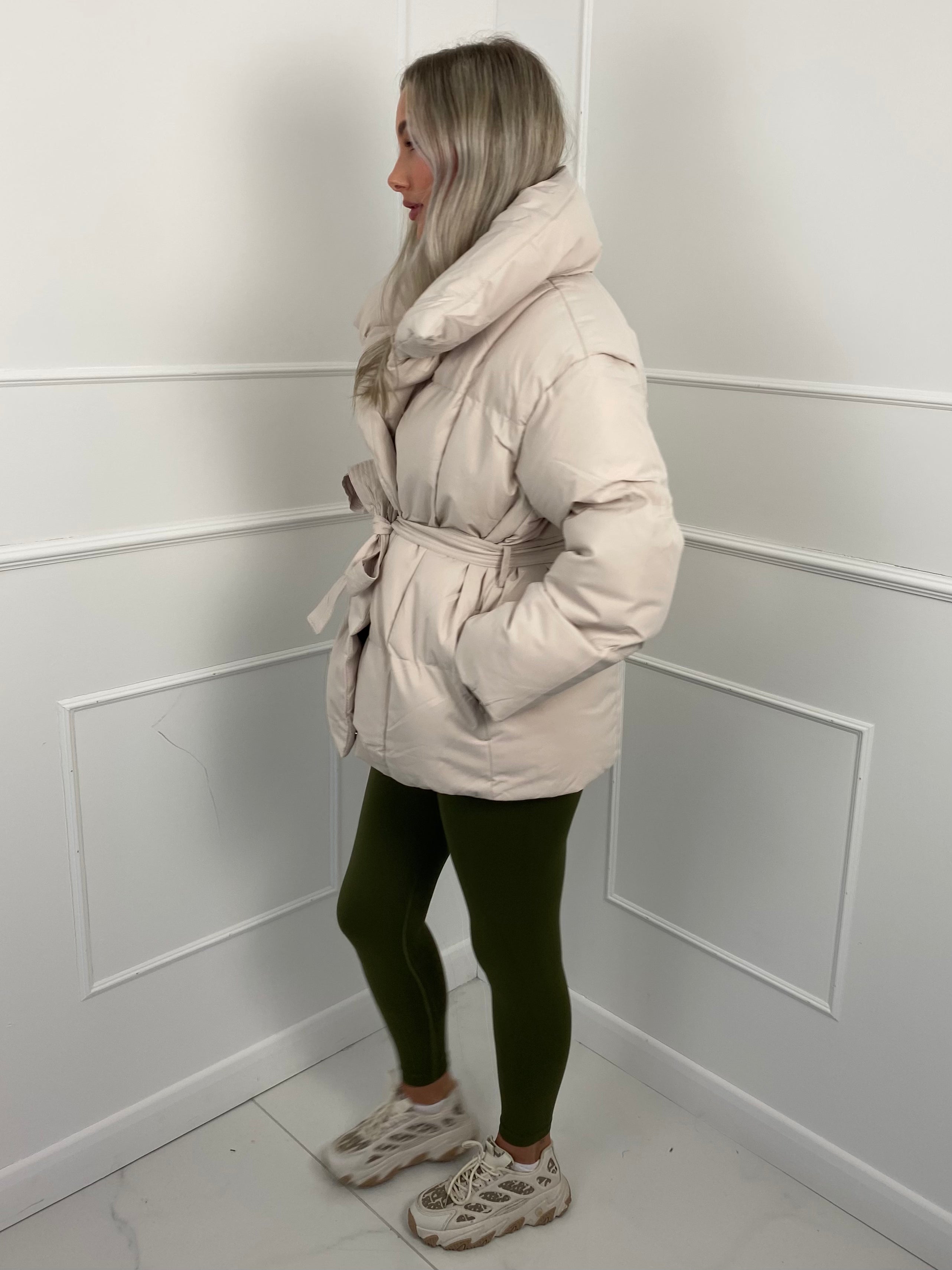  Kurze Pufferjacke mit Gürtel