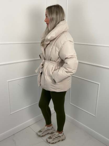  Kurze Pufferjacke mit Gürtel