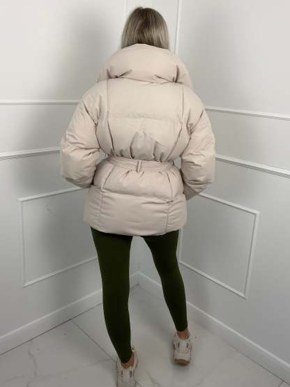  Kurze Pufferjacke mit Gürtel