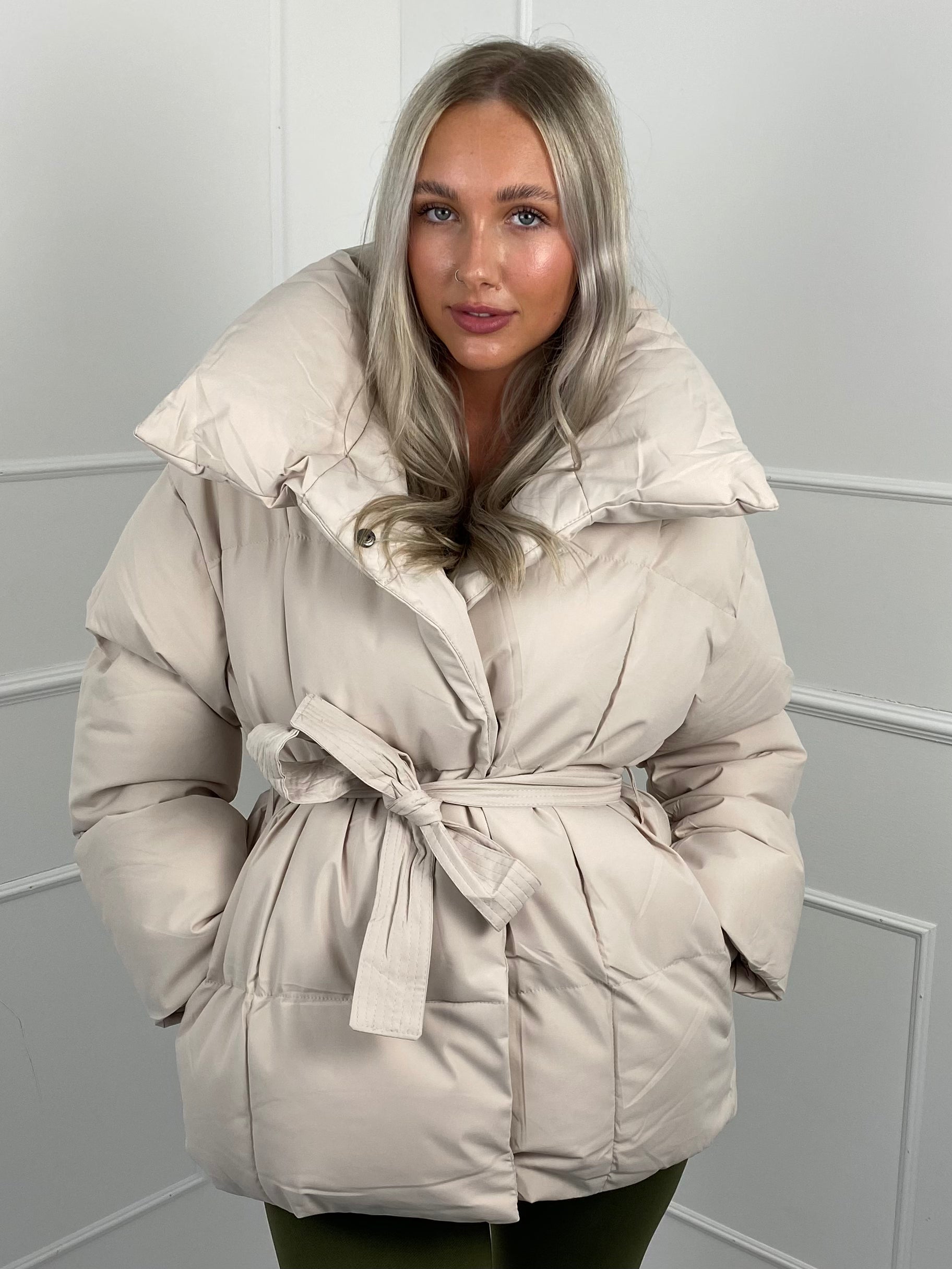  Kurze Pufferjacke mit Gürtel