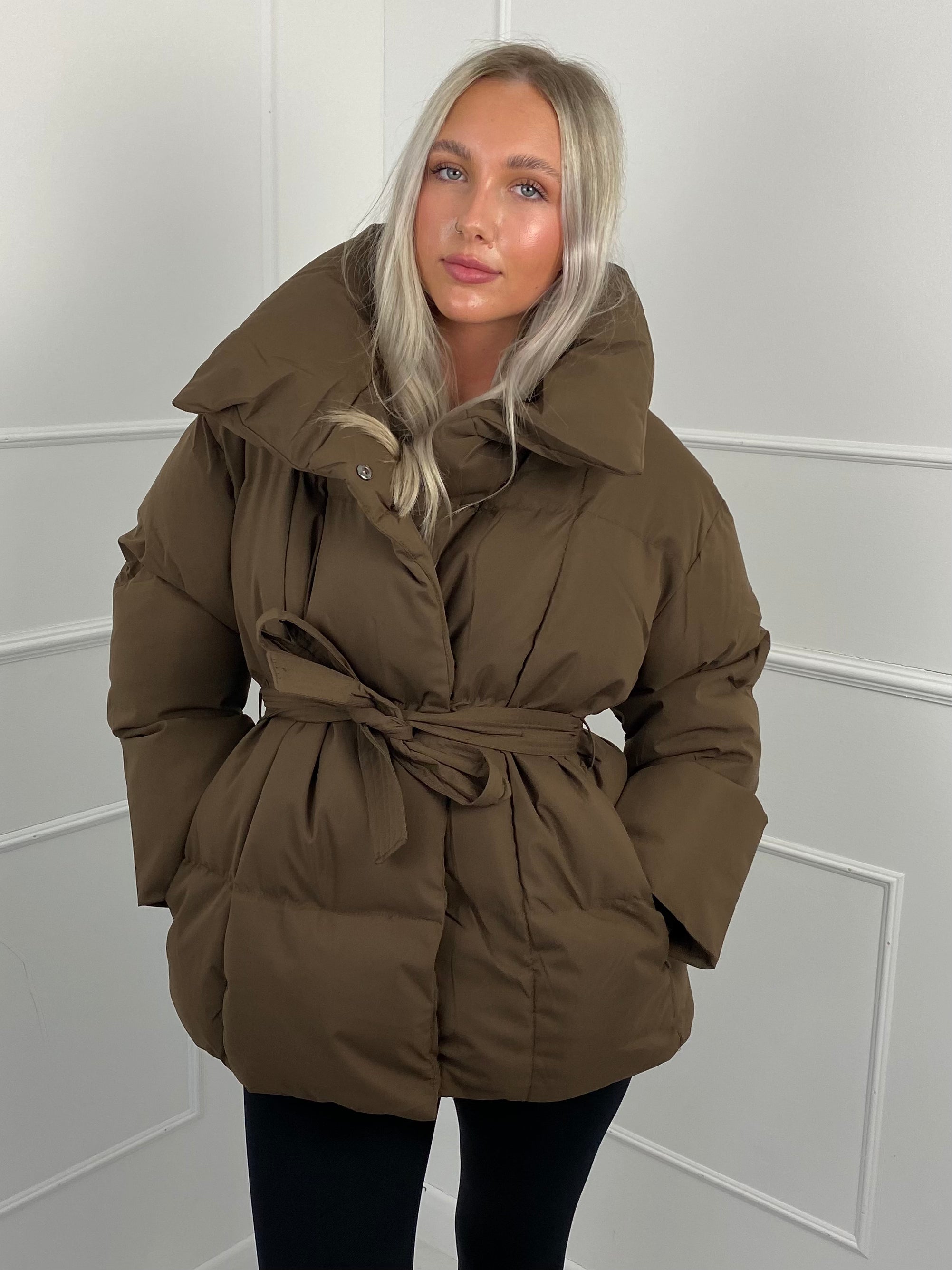  Kurze Pufferjacke mit Gürtel