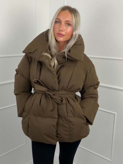  Kurze Pufferjacke mit Gürtel