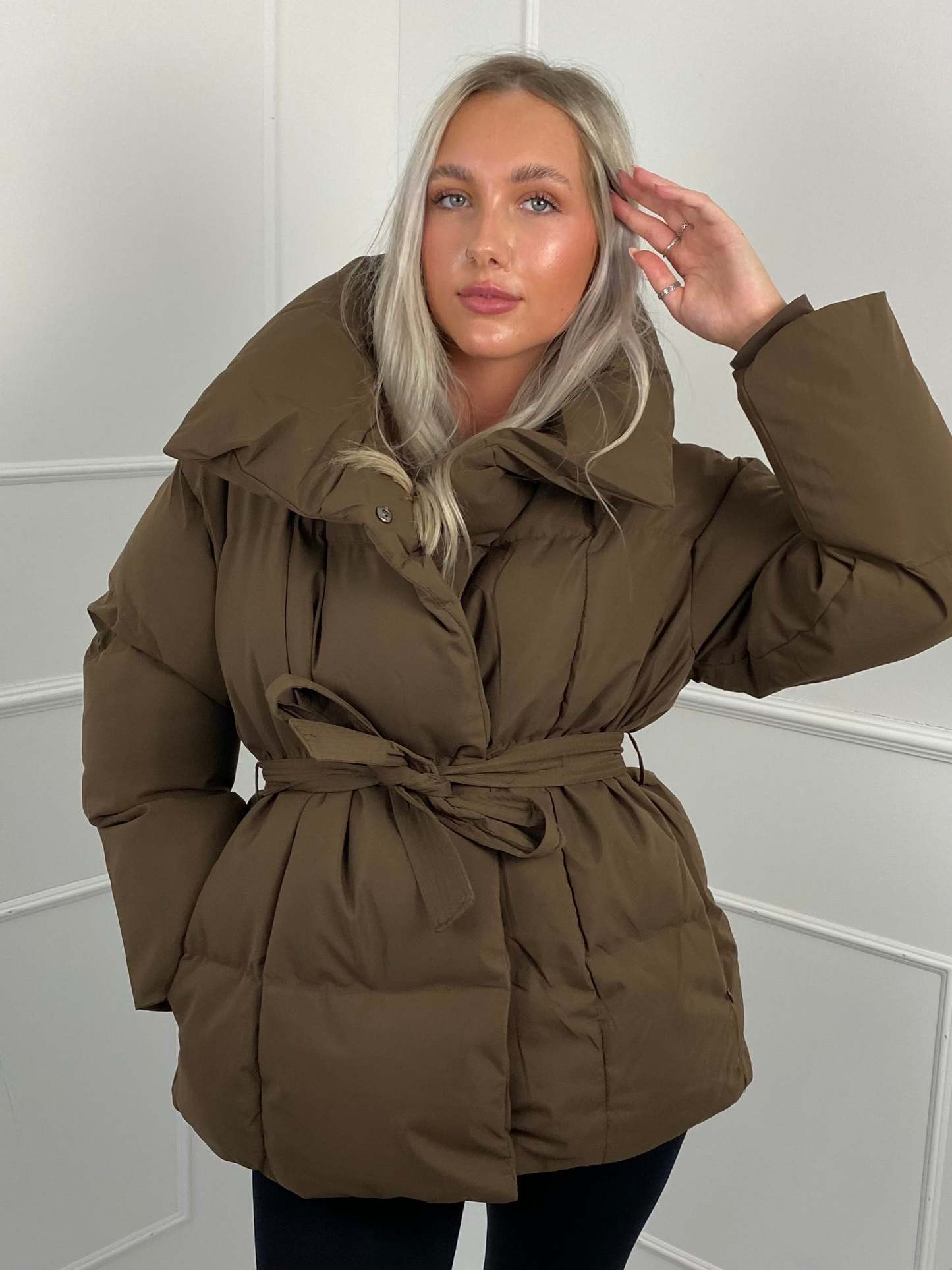  Kurze Pufferjacke mit Gürtel
