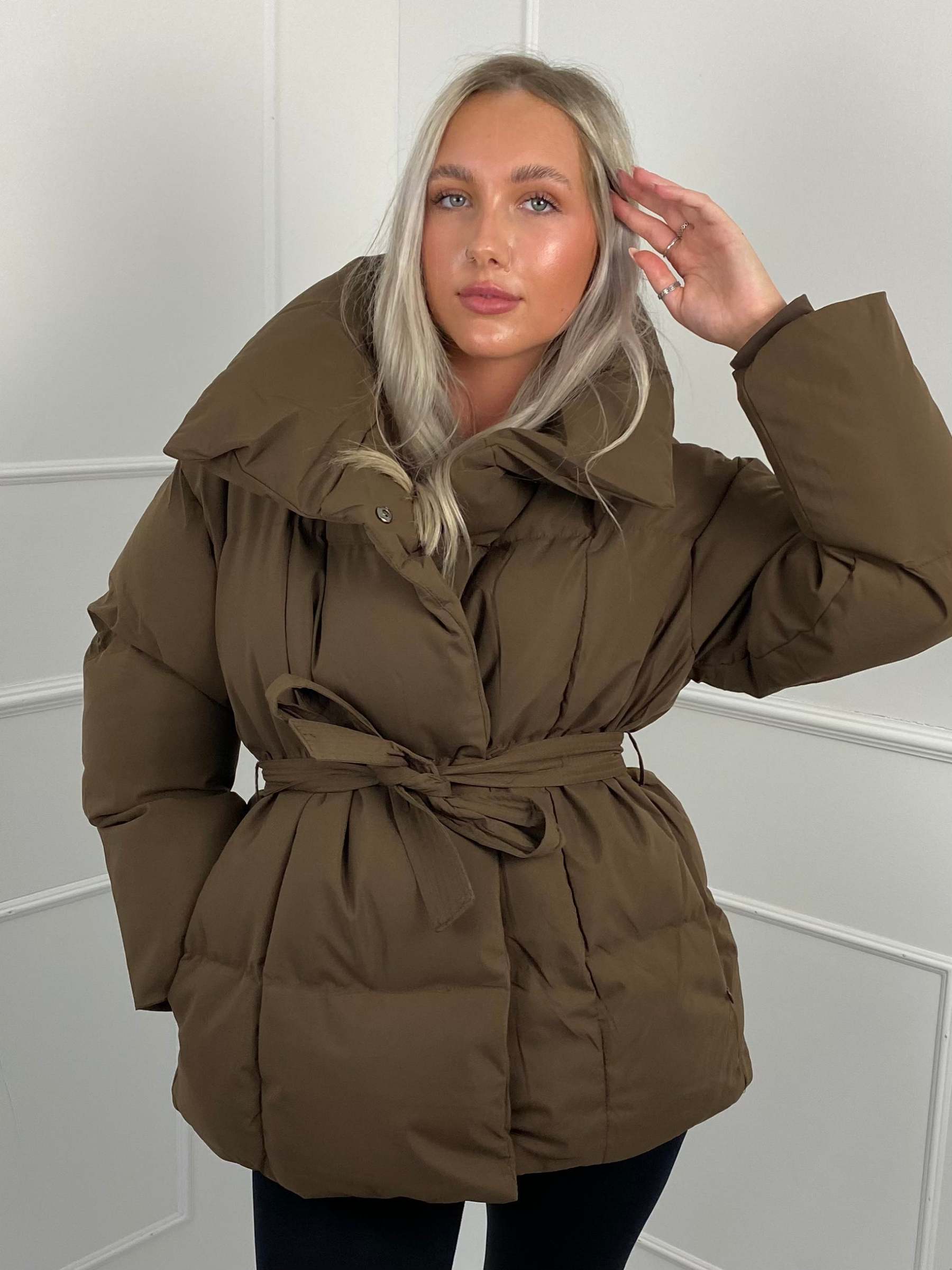  Kurze Pufferjacke mit Gürtel