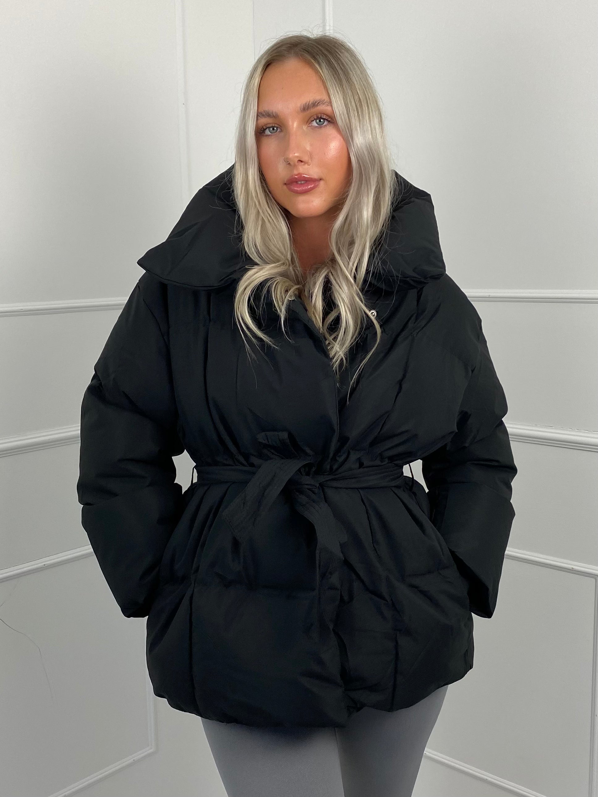  Kurze Pufferjacke mit Gürtel