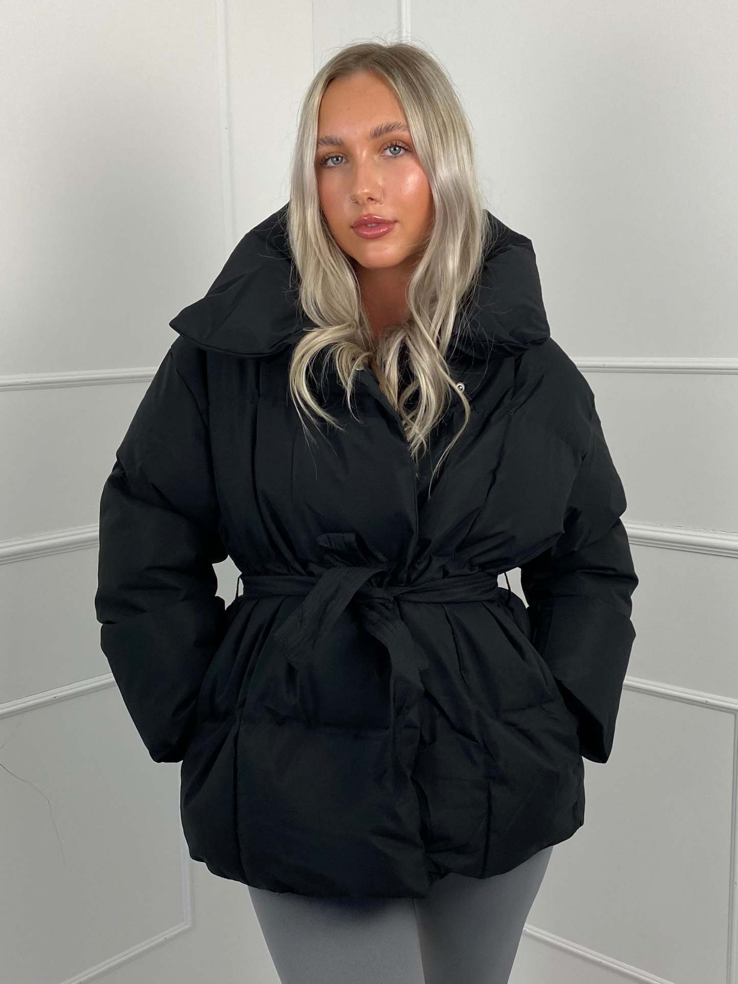  Kurze Pufferjacke mit Gürtel