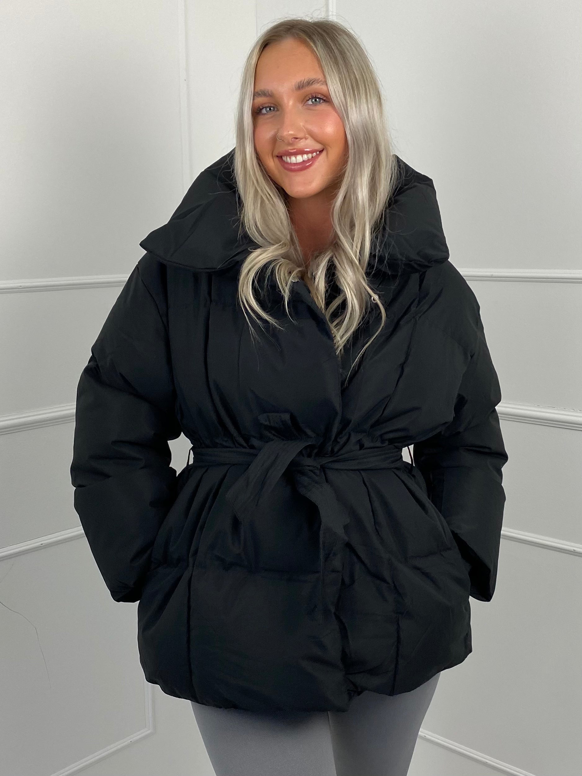  Kurze Pufferjacke mit Gürtel