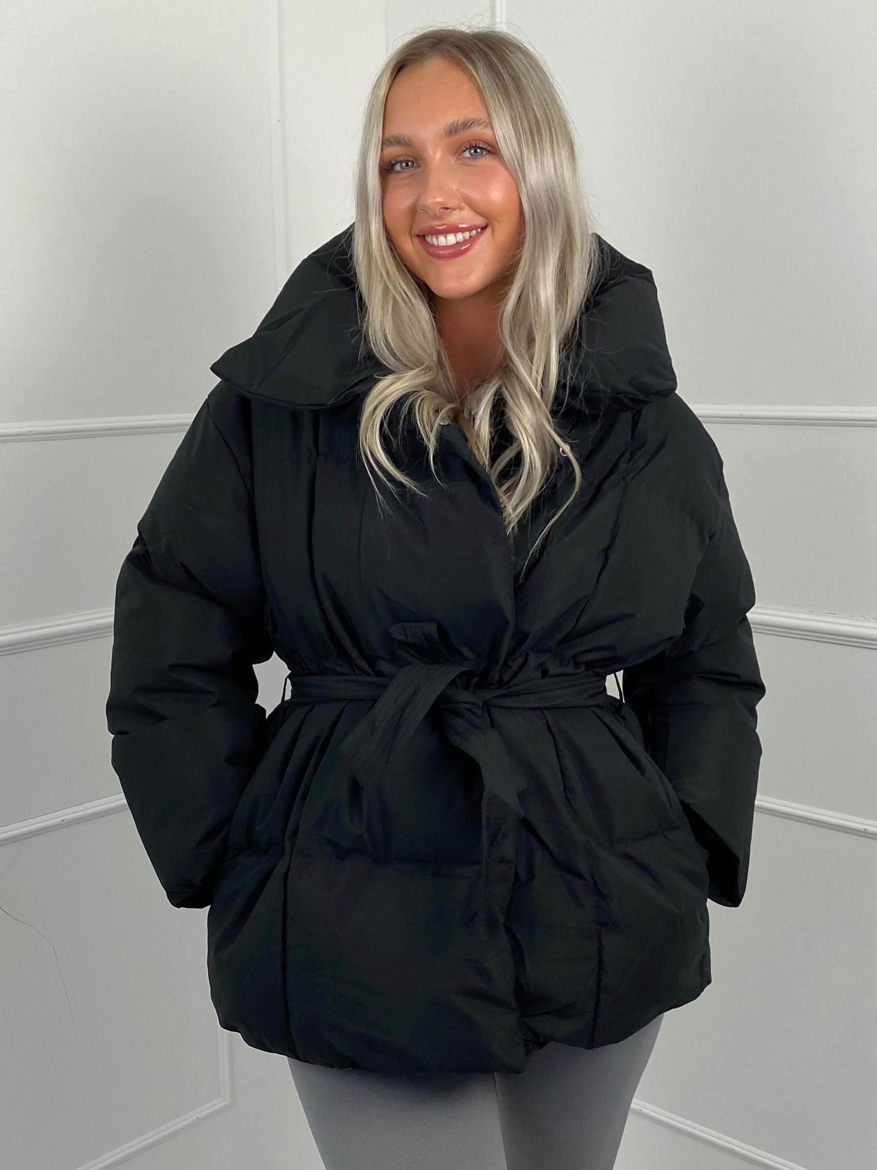  Kurze Pufferjacke mit Gürtel