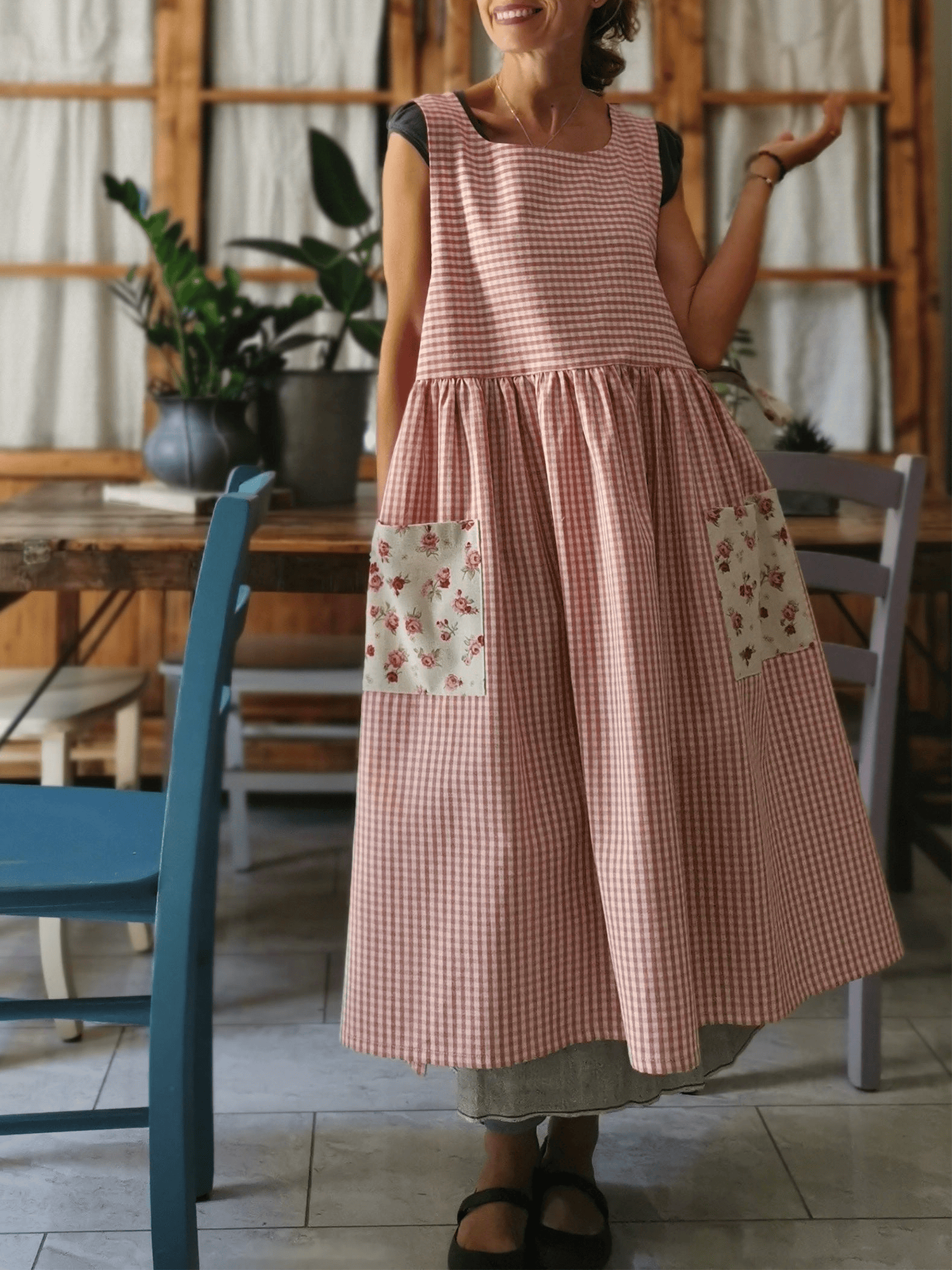 Floral-Pocket Red Checkered Apron