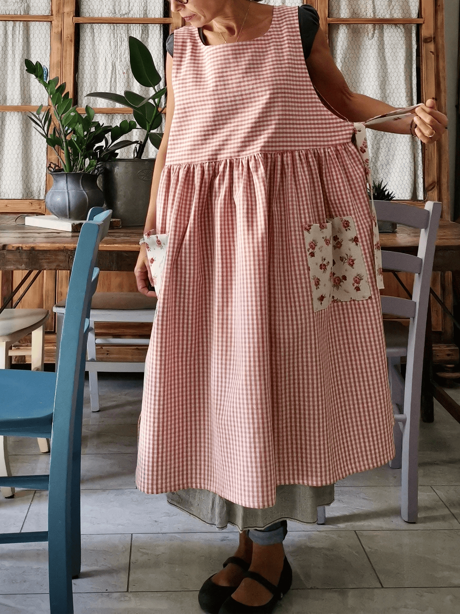 Floral-Pocket Red Checkered Apron