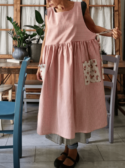Floral-Pocket Red Checkered Apron