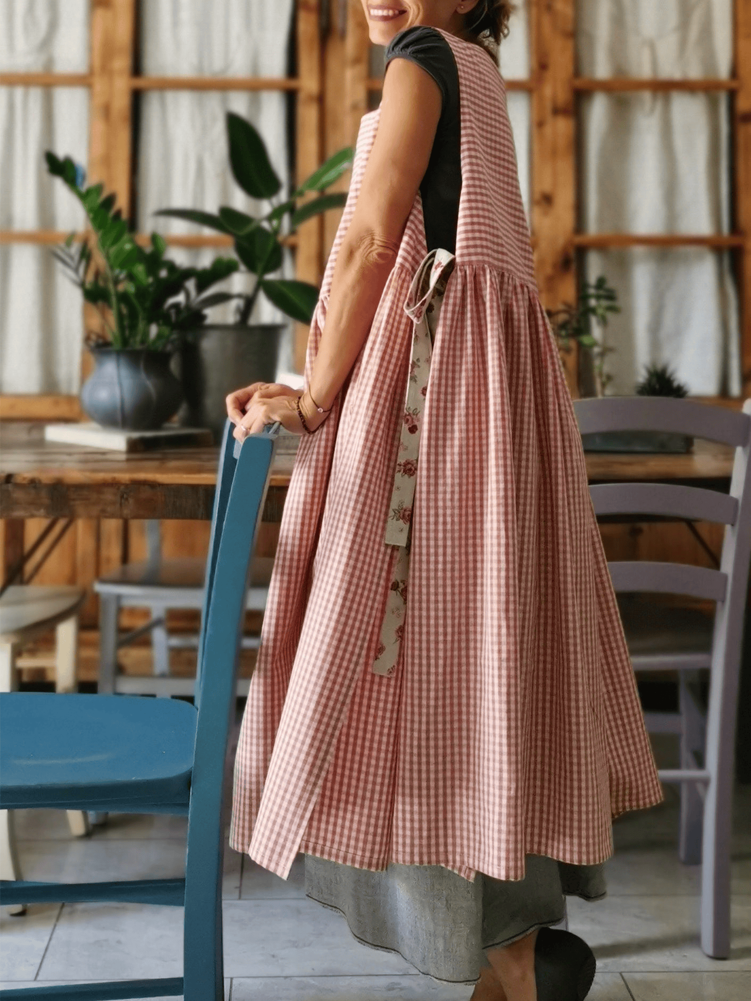 Floral-Pocket Red Checkered Apron