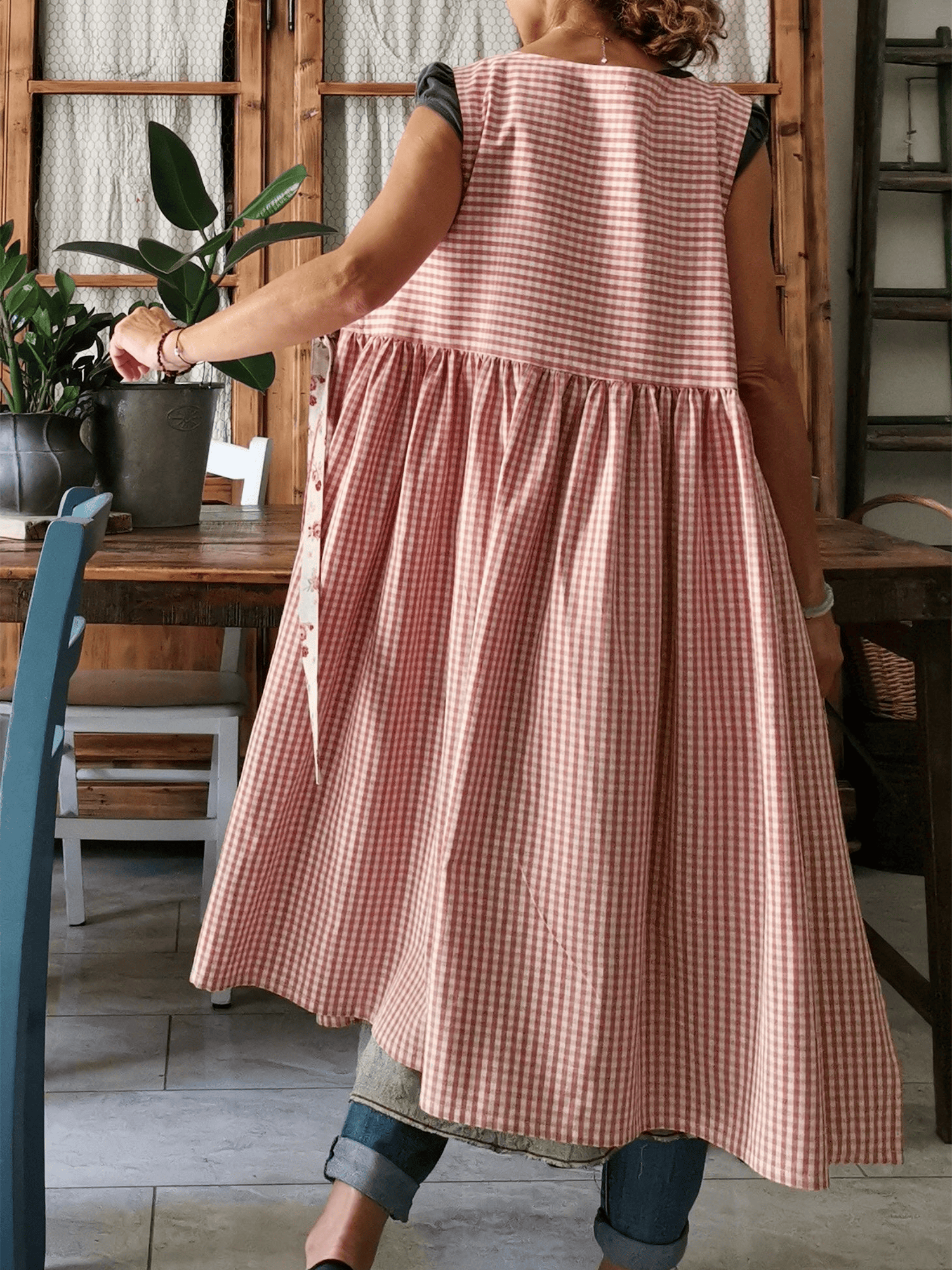 Floral-Pocket Red Checkered Apron