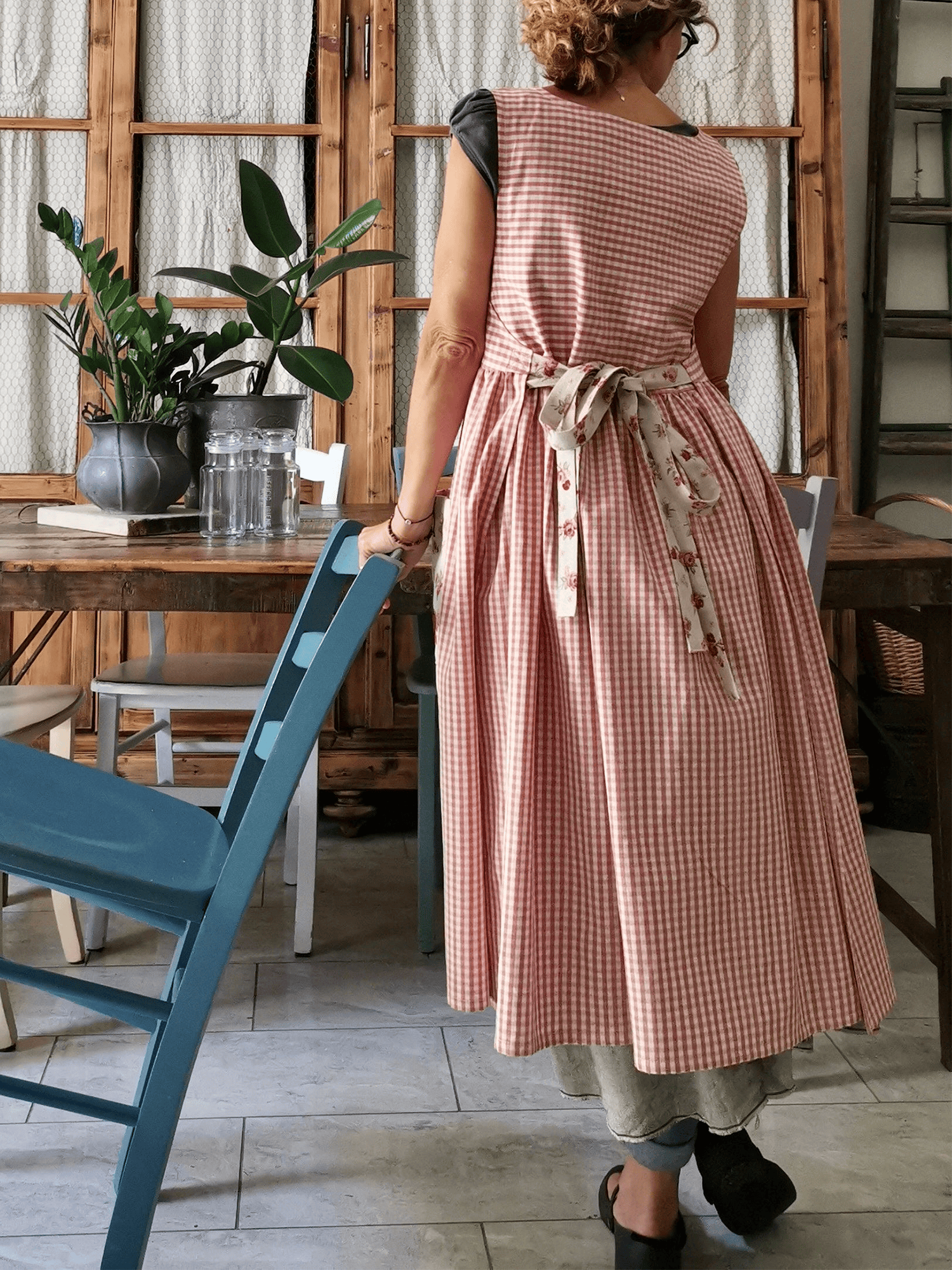 Floral-Pocket Red Checkered Apron