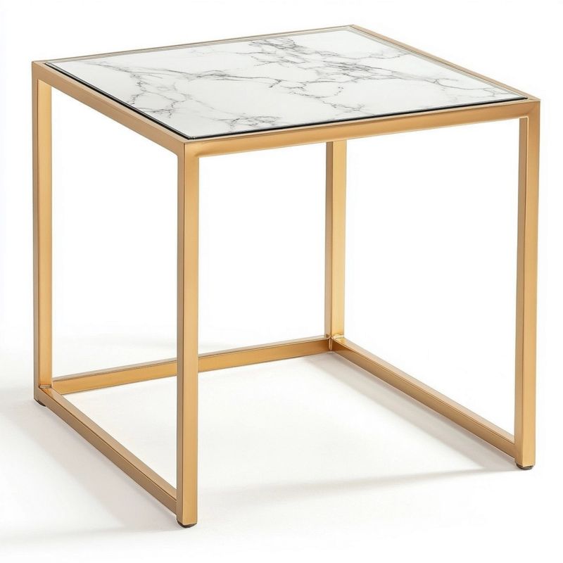 Tavolino laterale effetto marmo bianco con struttura dorata in metallo, design elegante per salotto