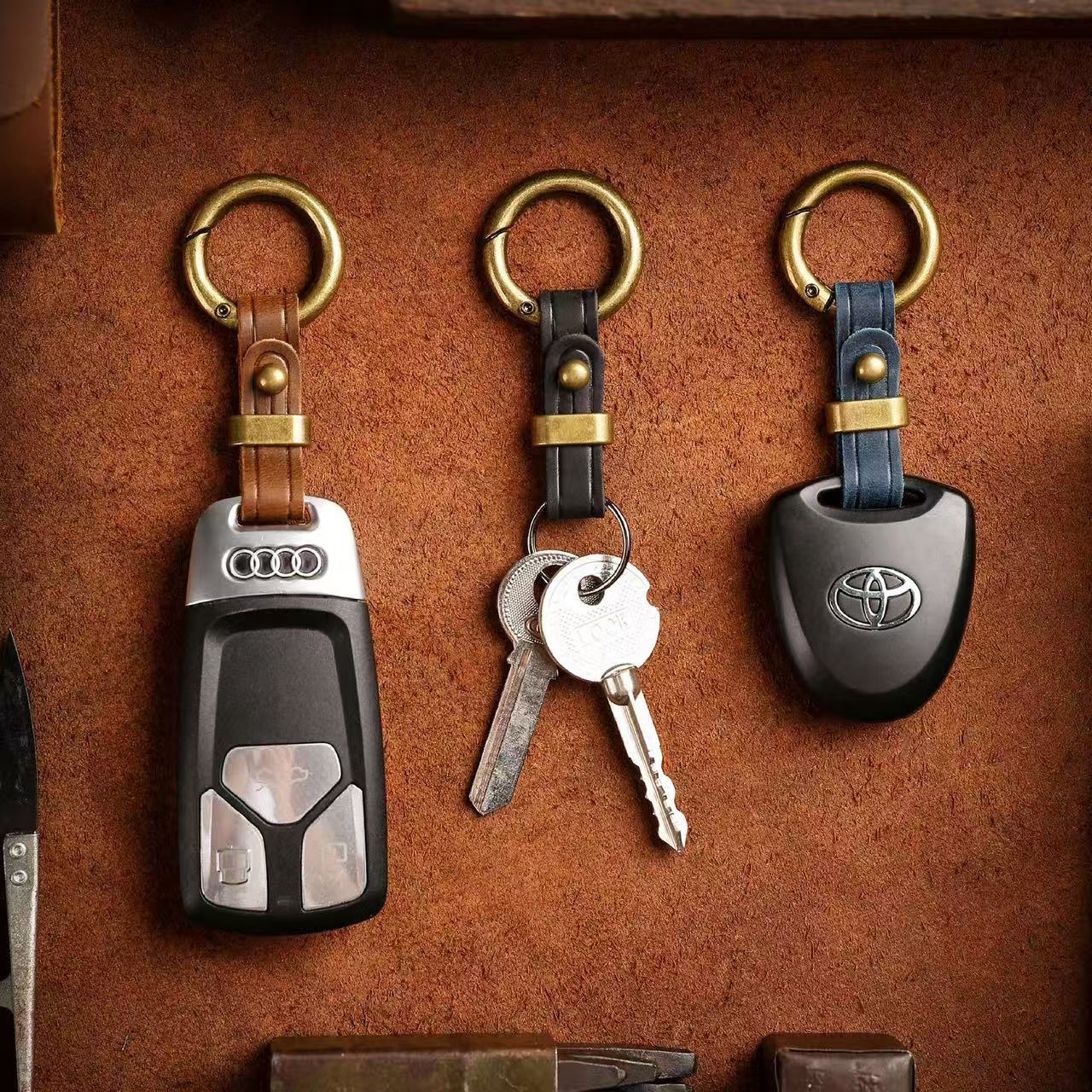 Car Key Fob Retro Leather Keychain, Anti-Loss Clip for Belt