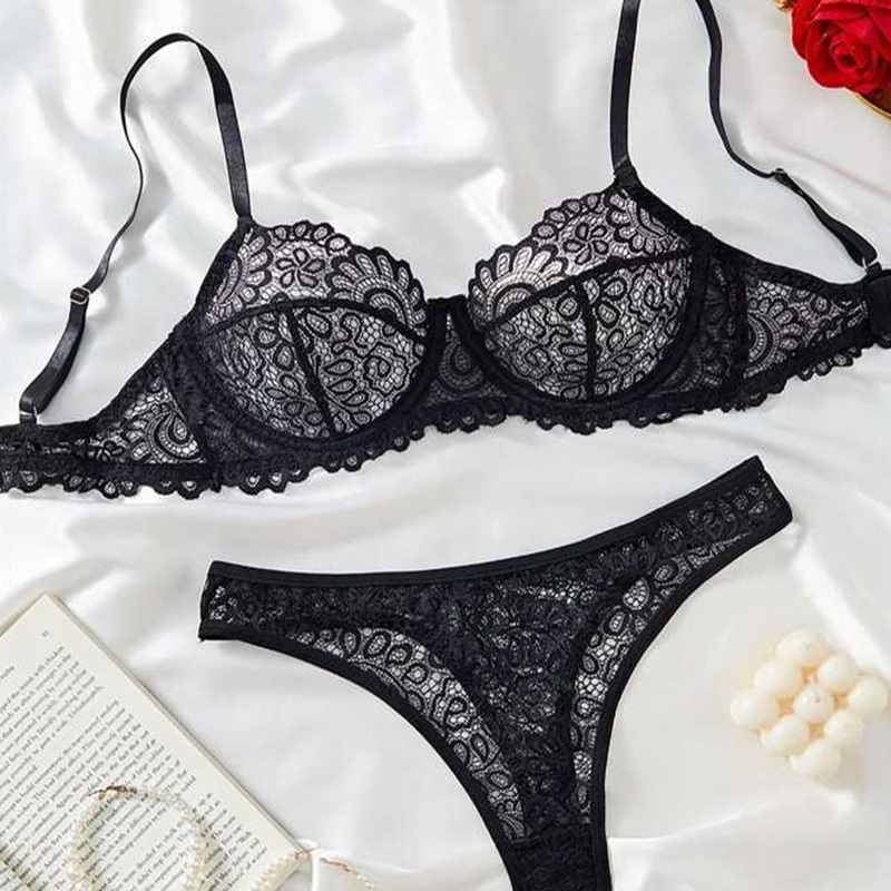Lace lingerie set with underwired bra