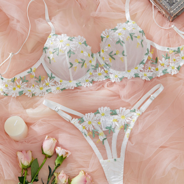 French-style lace, fresh and delicate floral embroidered push-up bra and panty set