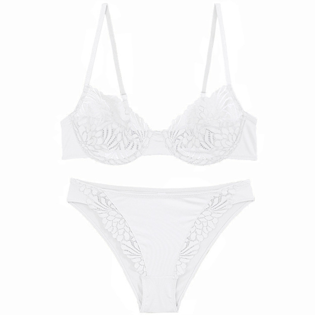 Ultra-thin, non-padded lace bra and panty set