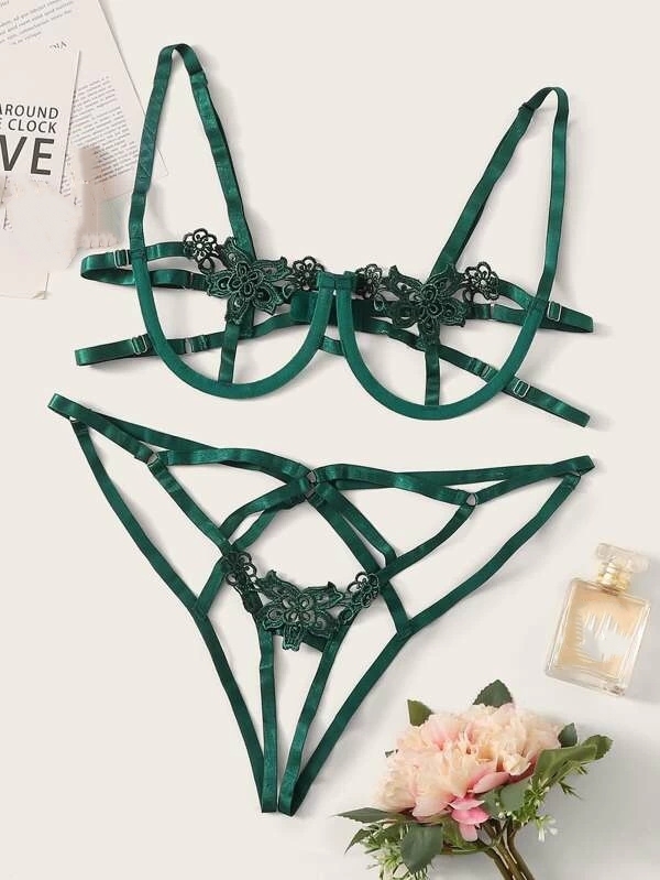 Sexy women's lingerie set with steel ring and straps