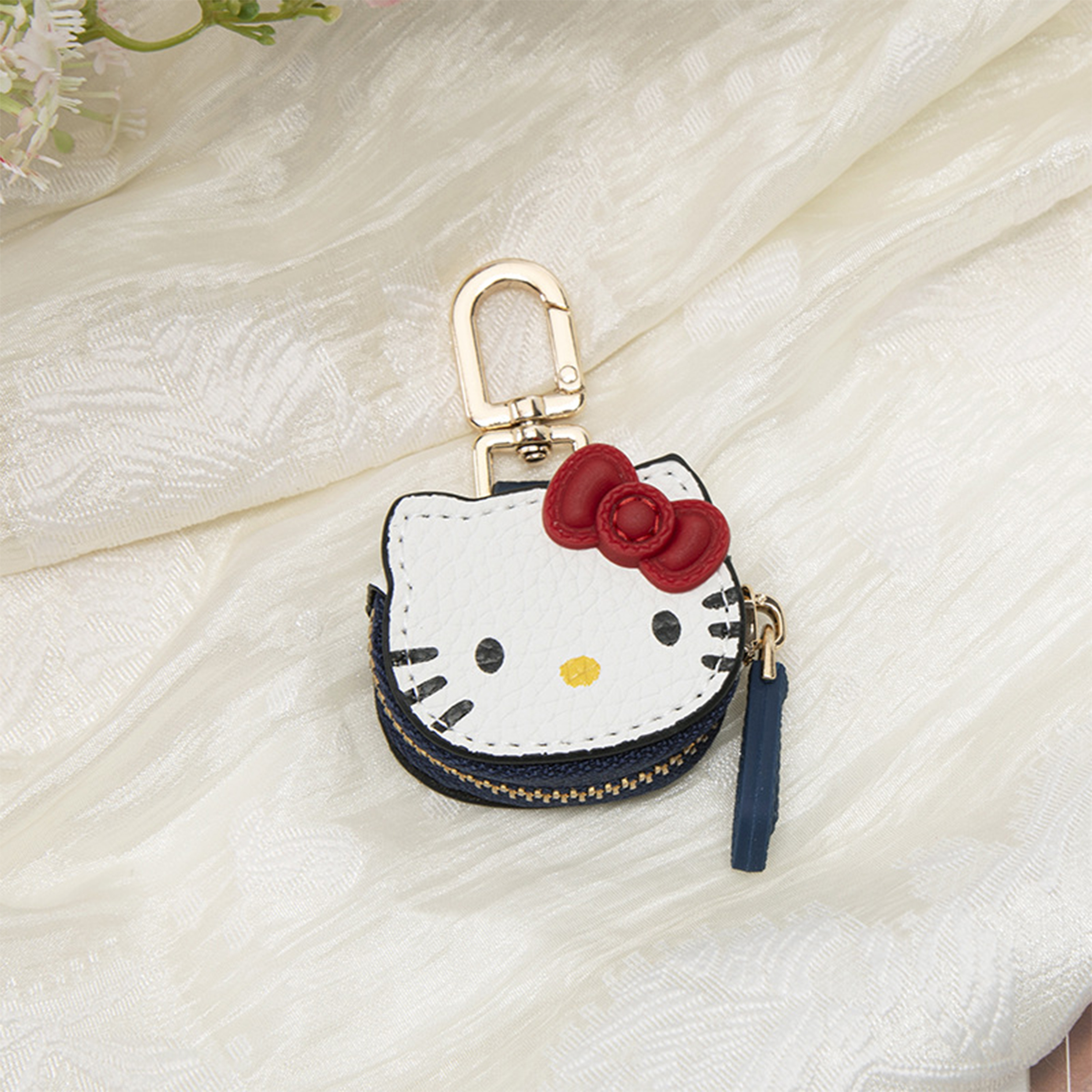 (Brand Authorized)Hello Kitty Plush Box-style Cosmetic Bag