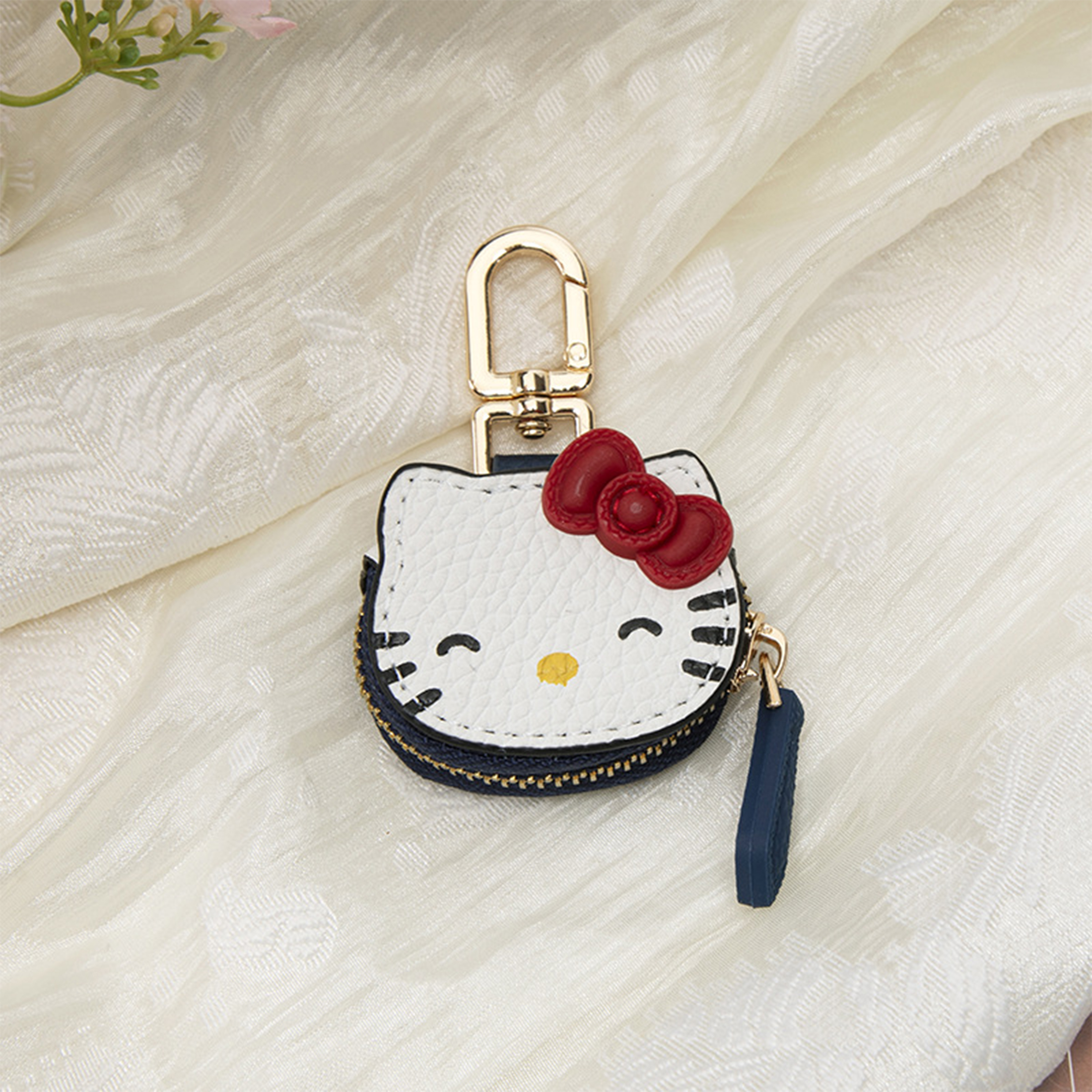 (Brand Authorized)Hello Kitty Plush Box-style Cosmetic Bag