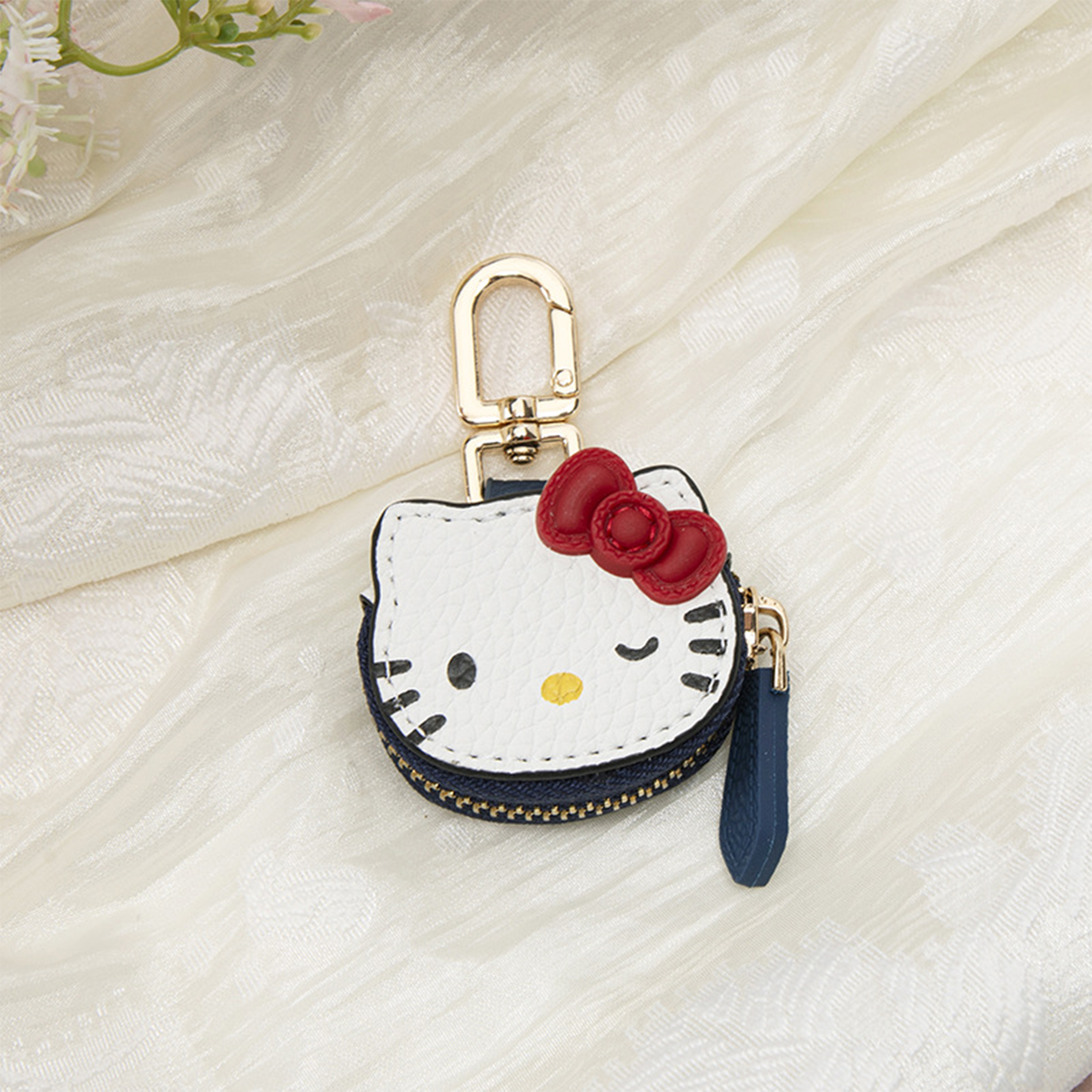 (Brand Authorized)Hello Kitty Plush Box-style Cosmetic Bag