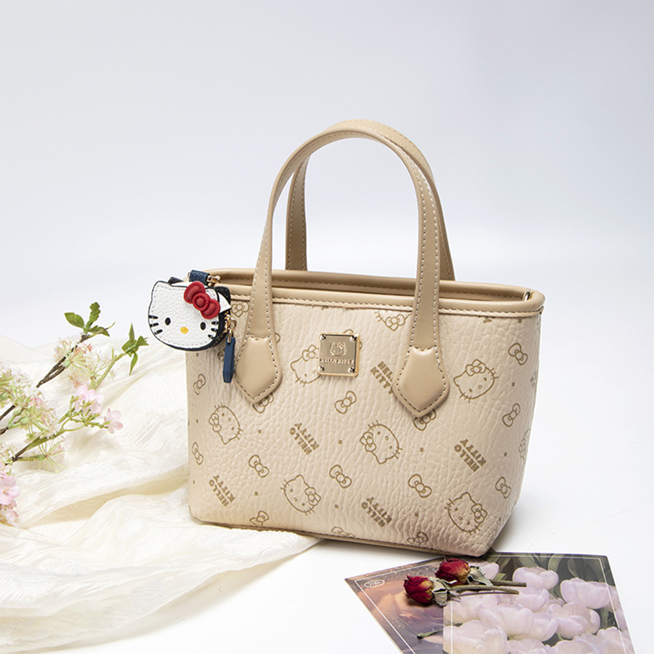 (Brand Authorized)Hello Kitty Plush Box-style Cosmetic Bag