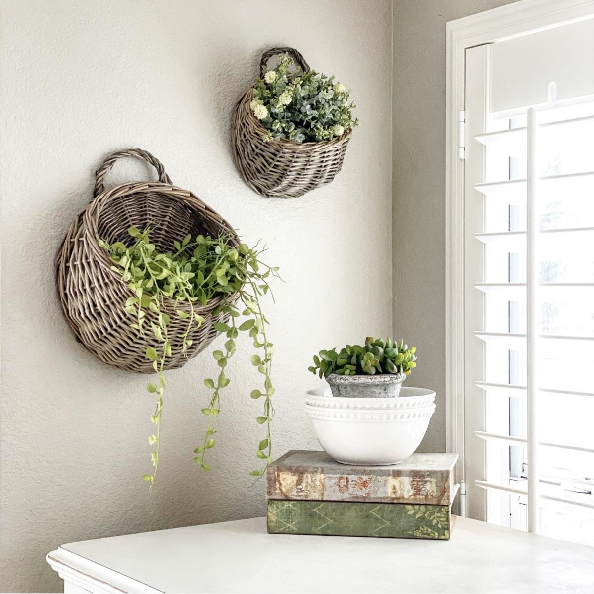 Set of 2 Round Wall Hanging Baskets