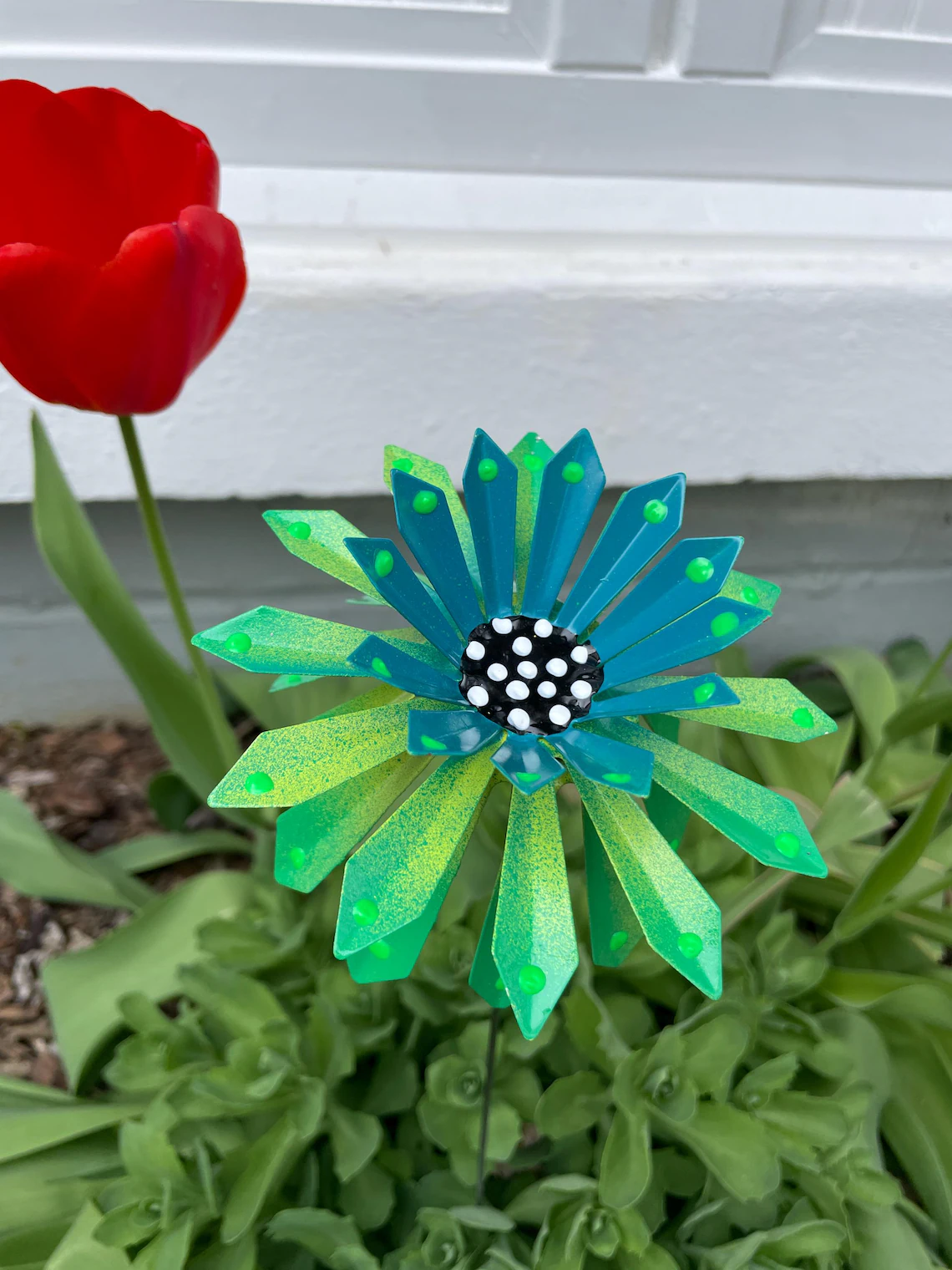 Metal Zinnia Flower Garden Stake - Yard decoration