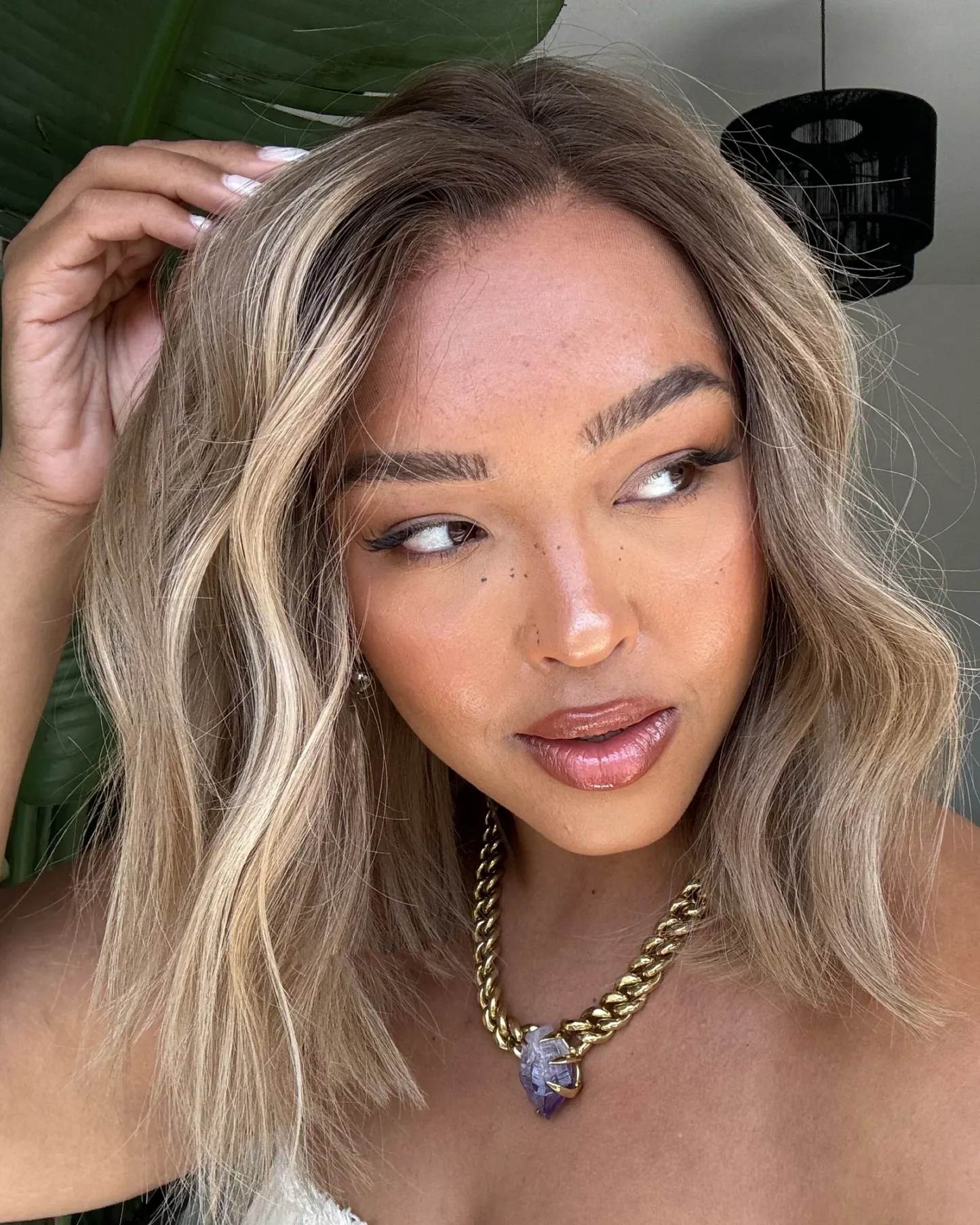 Chic Wavy Ash Blonde Highlighted Bob & Amethyst Pendant Cuban Chain Necklace for a Stylish Euro-American Look”