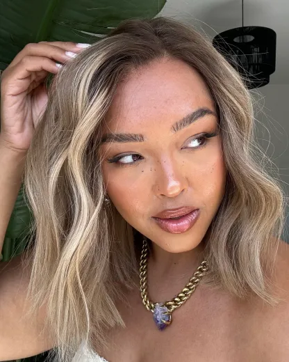 Chic Wavy Ash Blonde Highlighted Bob & Amethyst Pendant Cuban Chain Necklace for a Stylish Euro-American Look”