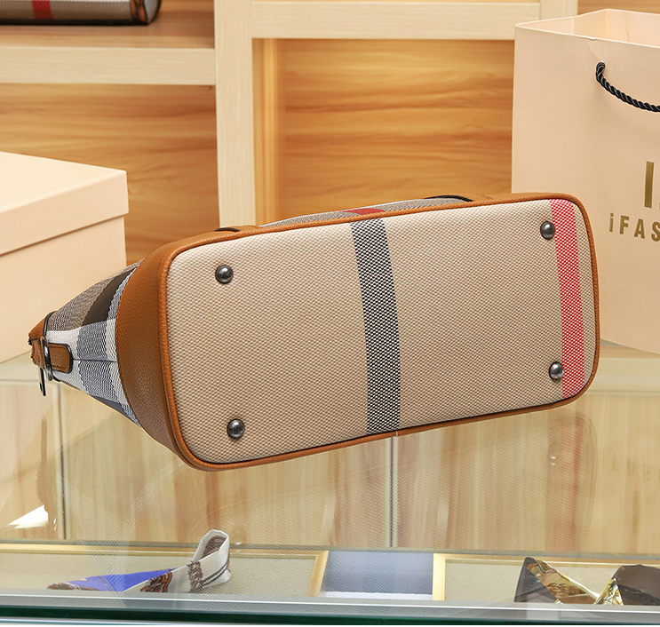 VN-B23Genuine Leather Quilted Shell Bag – Elegant & Versatile Everyday Purse