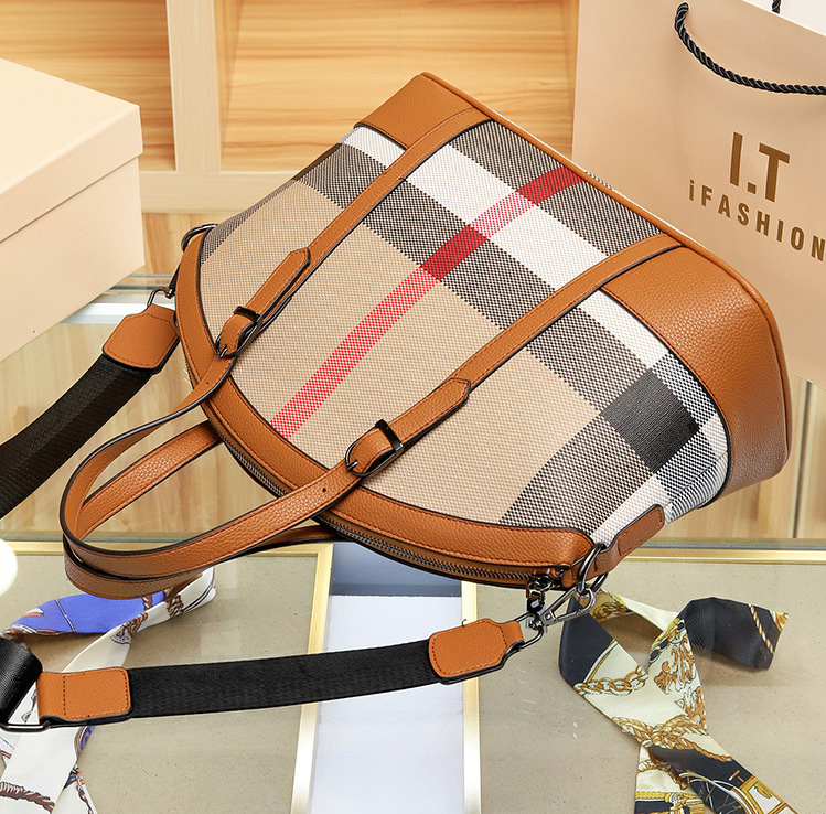 VN-B23Genuine Leather Quilted Shell Bag – Elegant & Versatile Everyday Purse