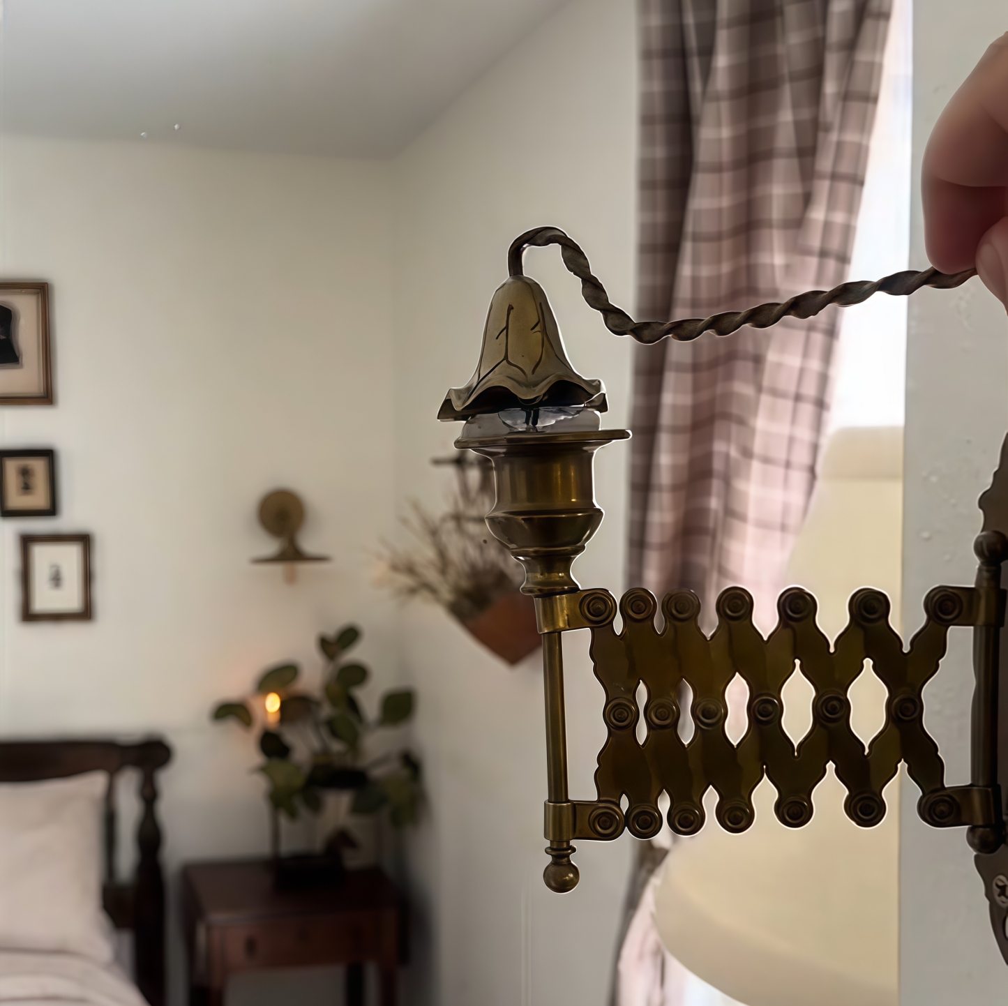 180° Rotatable Extending Wall-Mounted Candle Holder