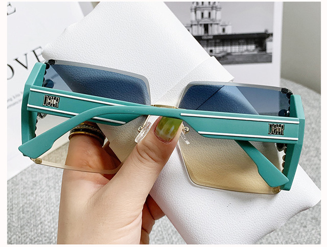 Glamorous UV protection eyewear with diamond details