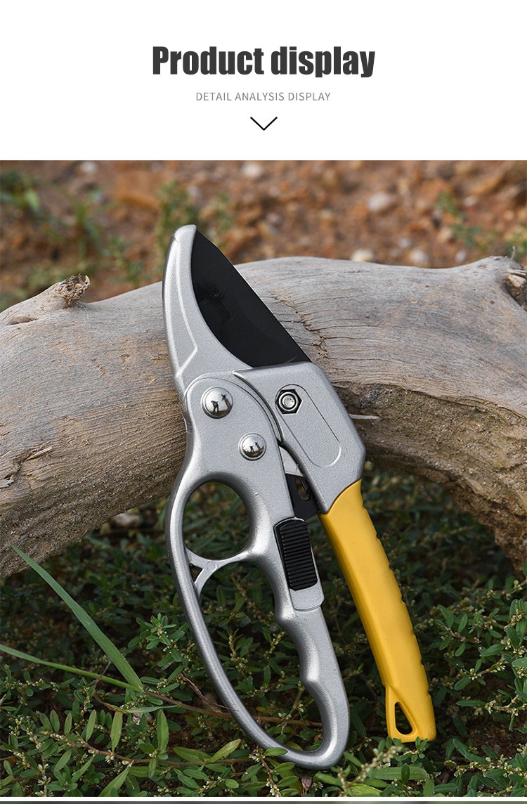 Compact and lightweight pruning shears by TH