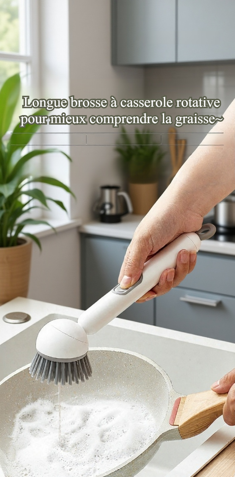 Brosse à casserole rotative réglable en action sur une poêle