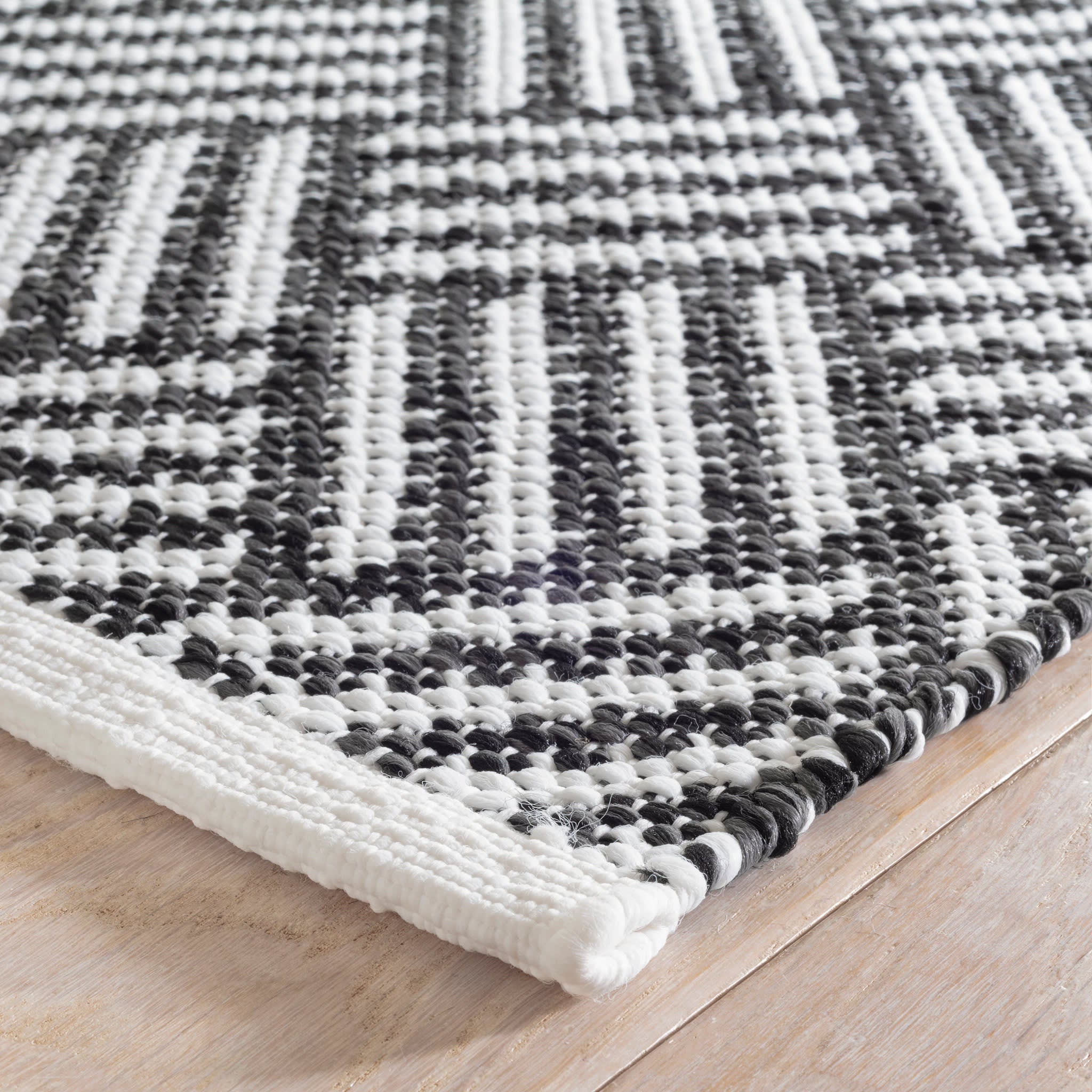 Crisscross Handwoven Indoor/Outdoor Rug | Black