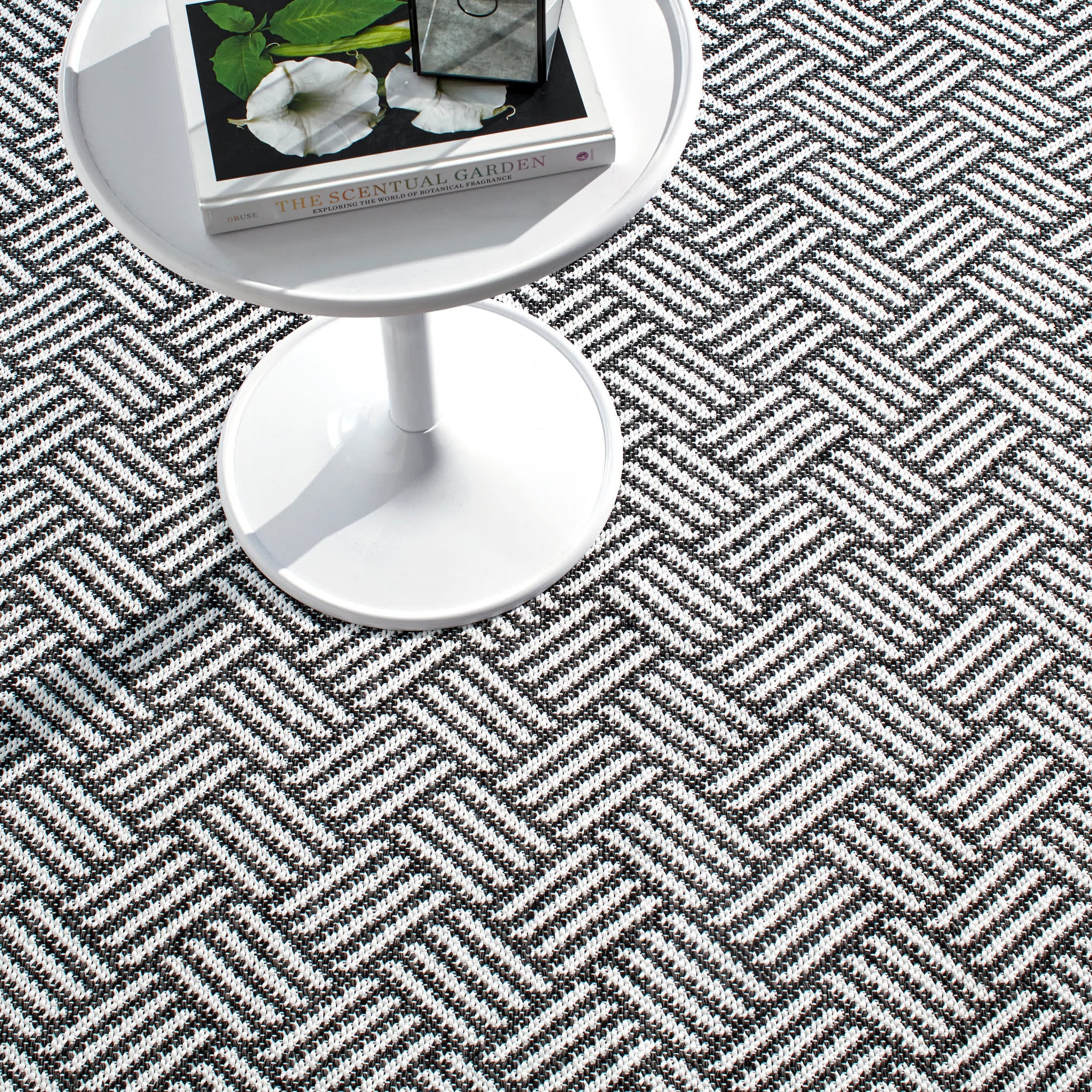 Crisscross Handwoven Indoor/Outdoor Rug | Black