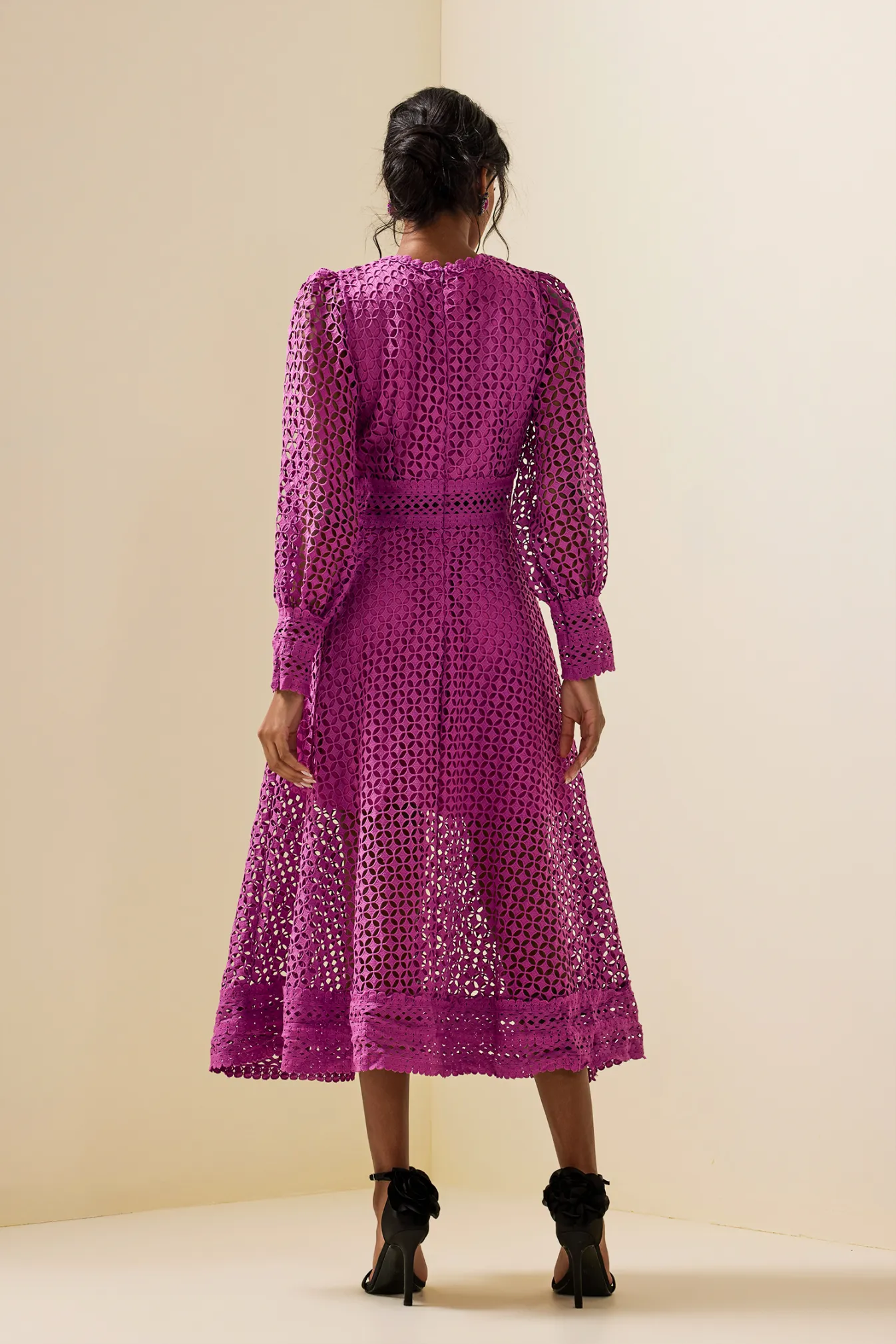 Gitta Purple Solid Lace Lantern Sleeve Midi Dress