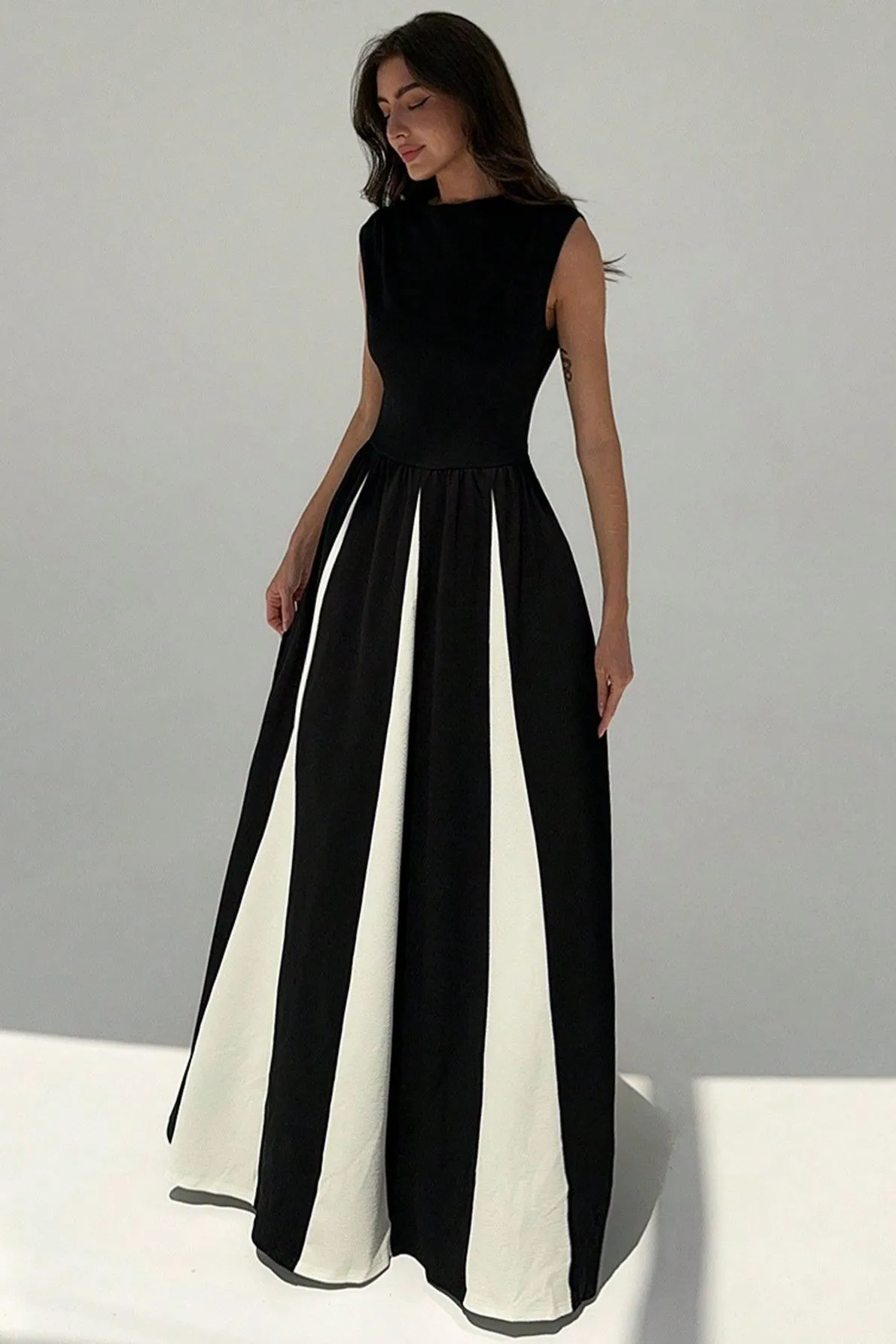 Shari Contrast Color Round Neck Sleeveless Midi Dress