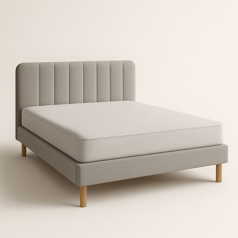 Letto imbottito matrimoniale in tessuto grigio con testiera a doghe verticali e gambe in legno