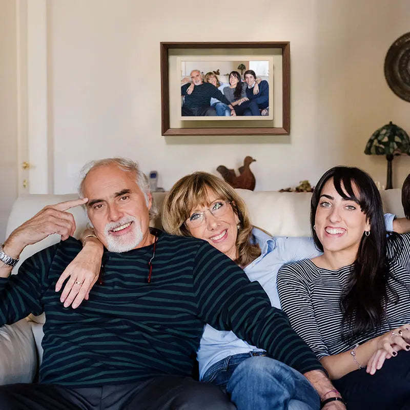 Pinpin 2.0 Wood Digital Frame — Walnut Finish