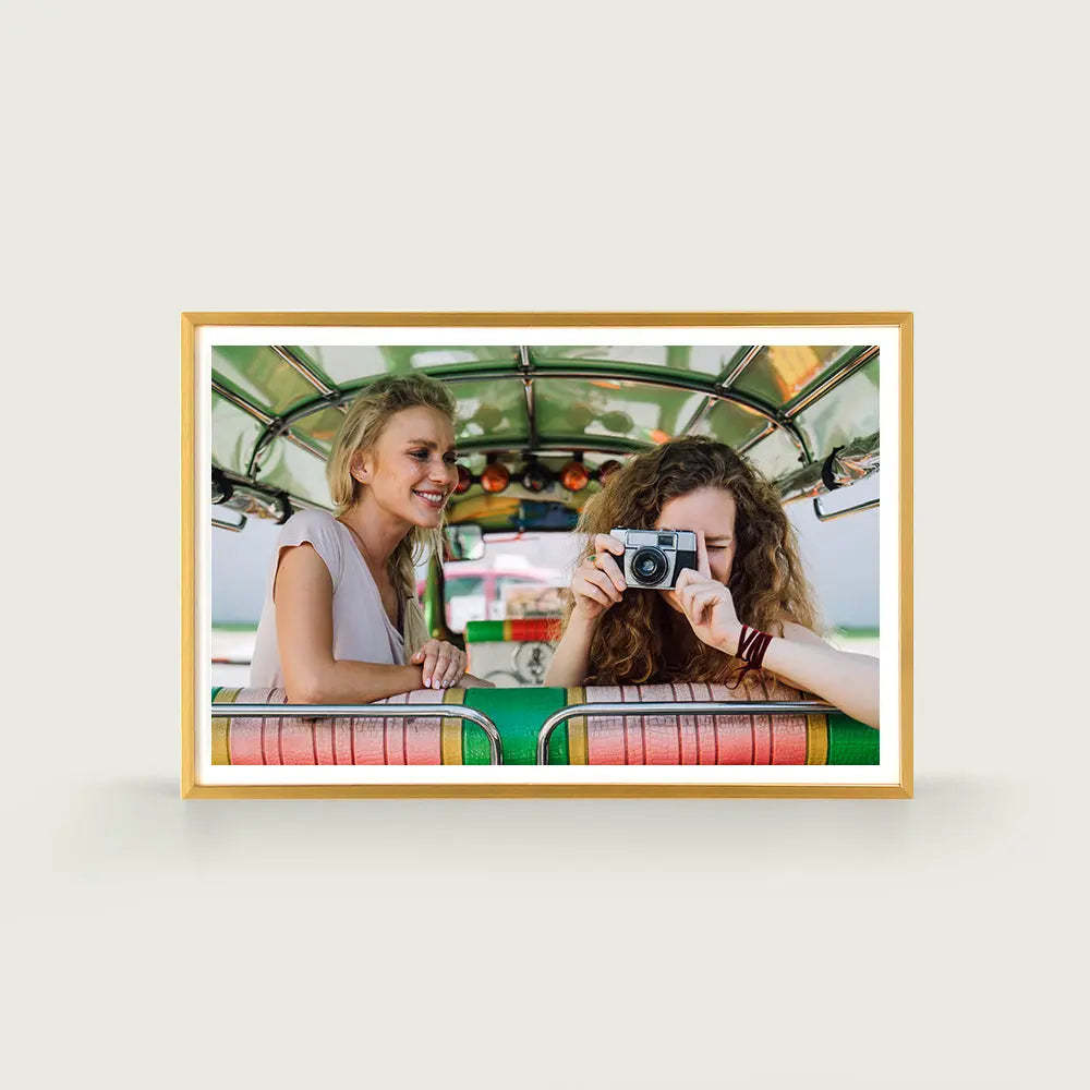 Pinpin 2.0 Aluminum Digital Frame — Sleek Golden